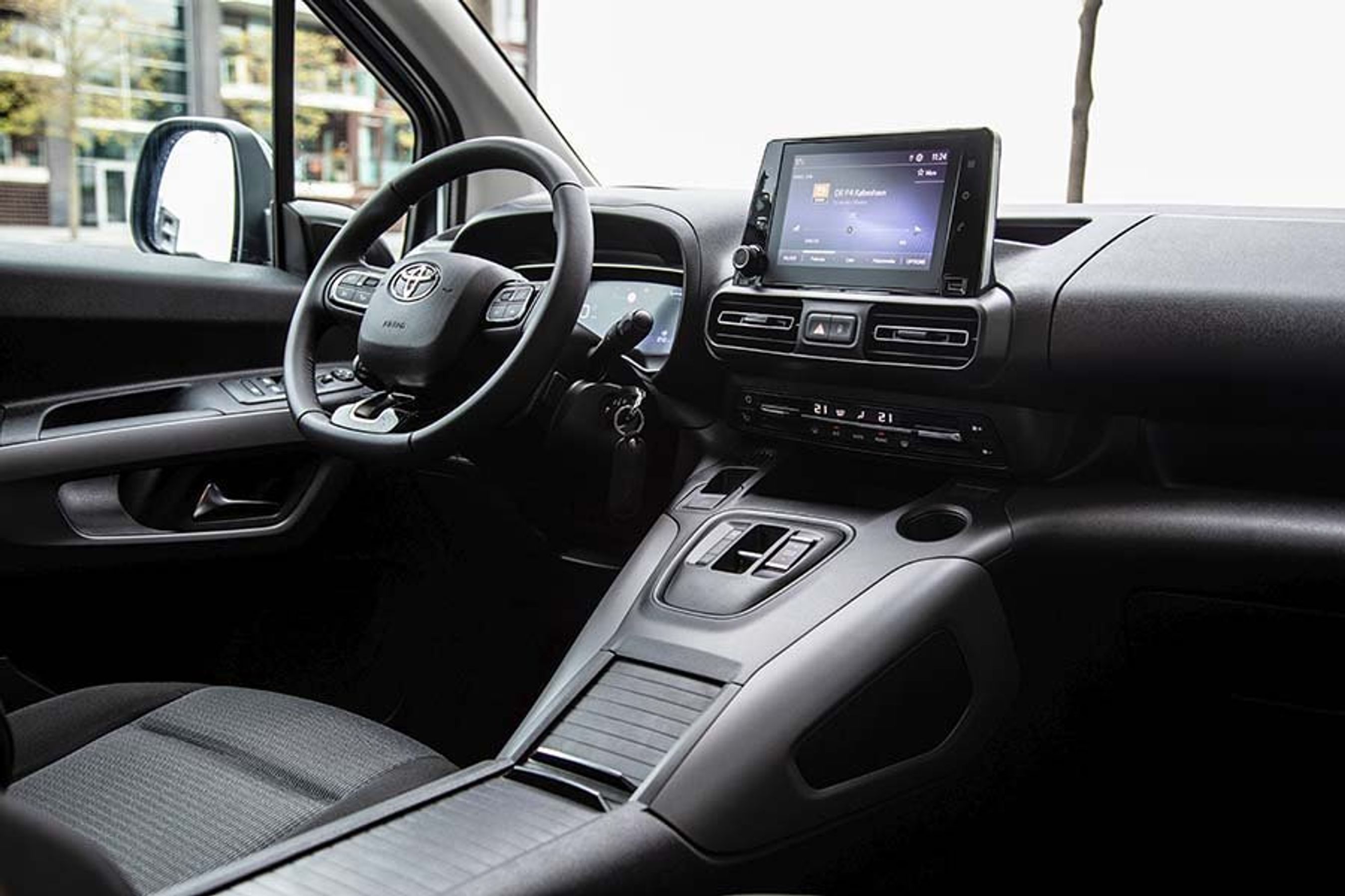 Der er kommet et ordentligt Toyota-logo på rattet, men ellers er førerpladsen identisk med den i Berlingo.