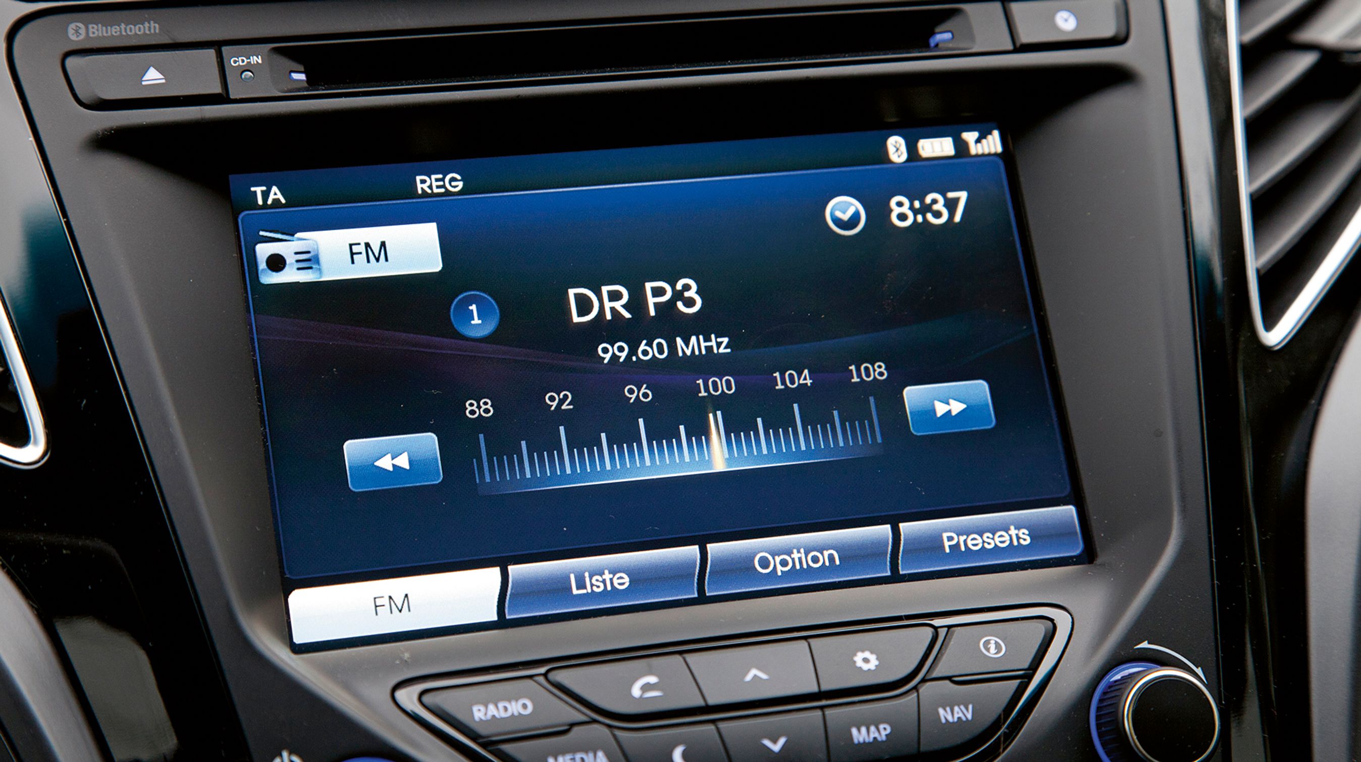 Radioen betjenes let via drejeknapperne eller simpelthen ved at trykke på skærmen med pegefingeren.