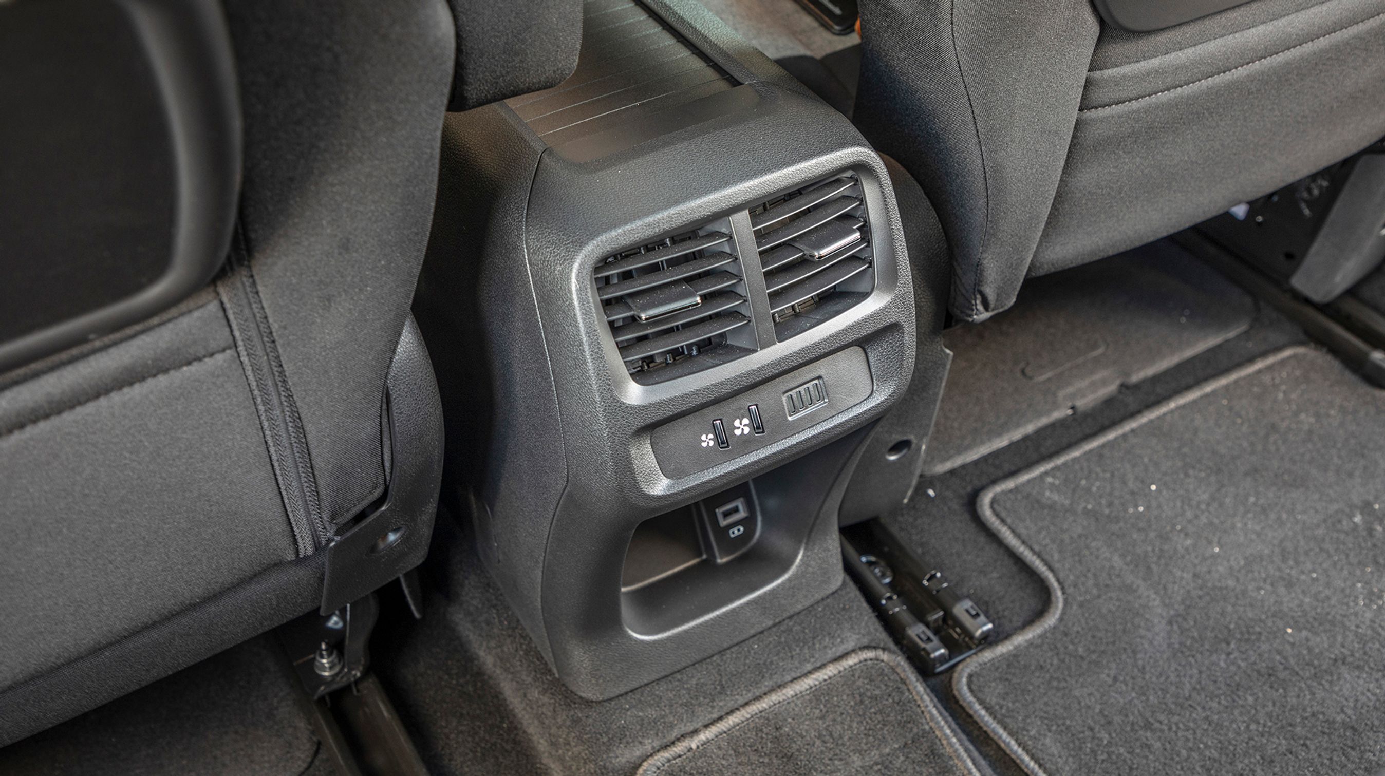 Der er friskluftdyser til bagsædets passagerer. Det giver et godt indeklima og mindsker risiko for køresyge. Blæseren kan styres fra bagsædet.