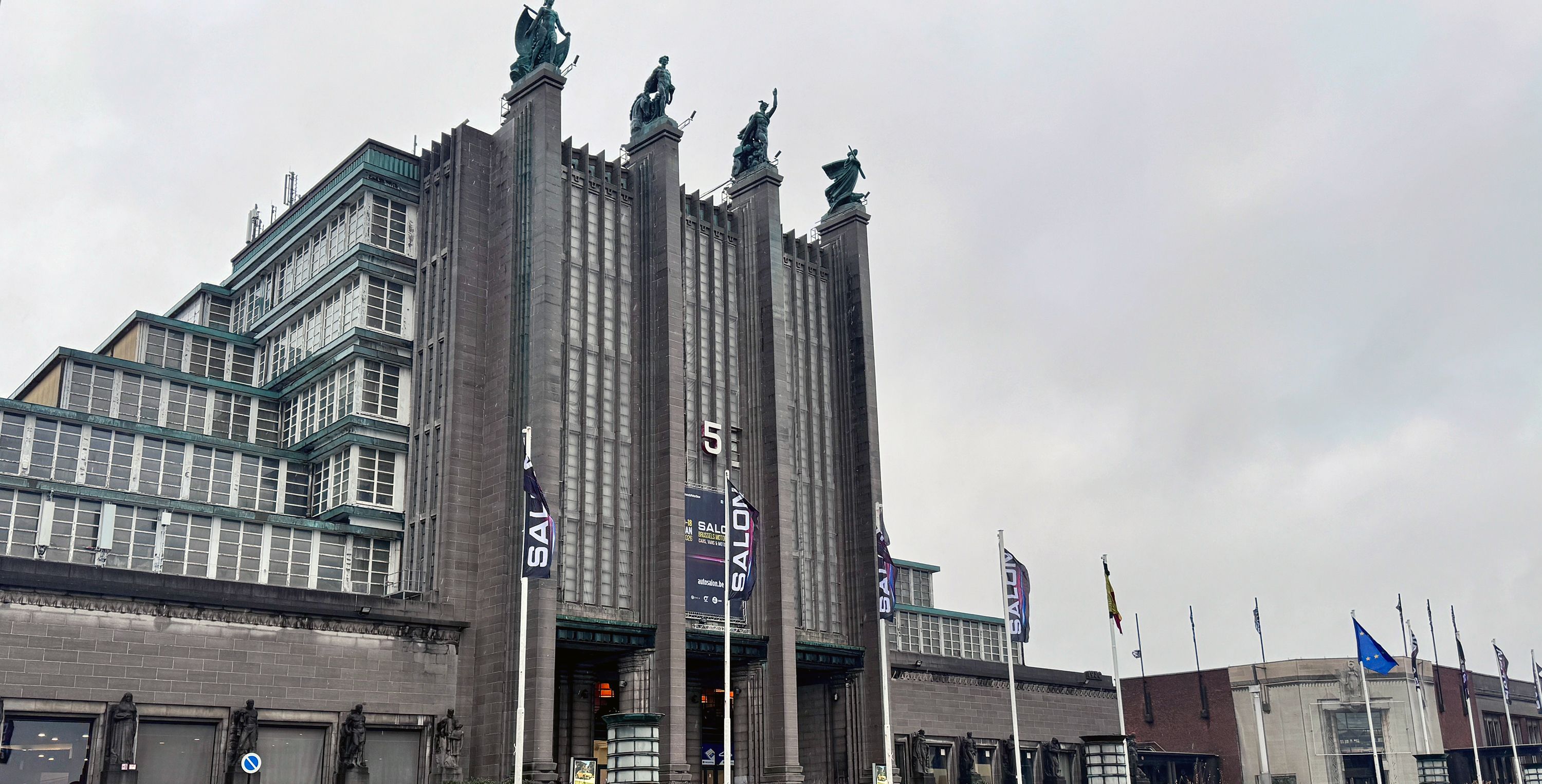 Monstrøs bygning med skulpturer.