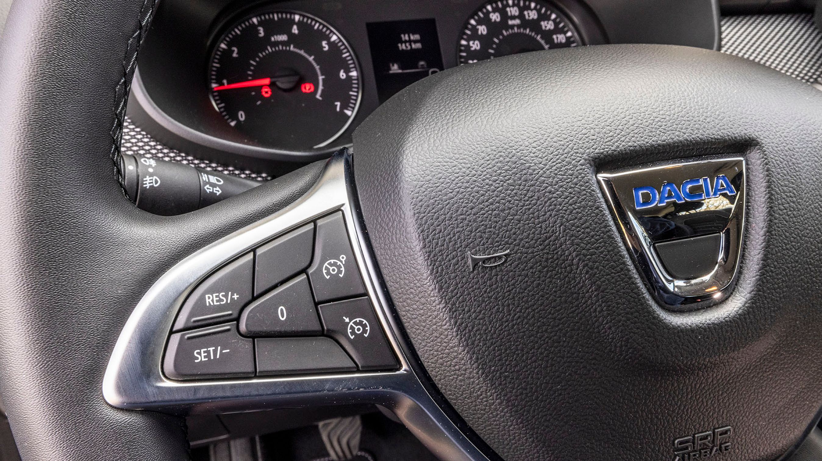 Dacia Sandero Comfort har fartpilot og fartbegrænser som standard. Den er ikke adaptiv, men den er let at betjene fra knapperne på rattet.