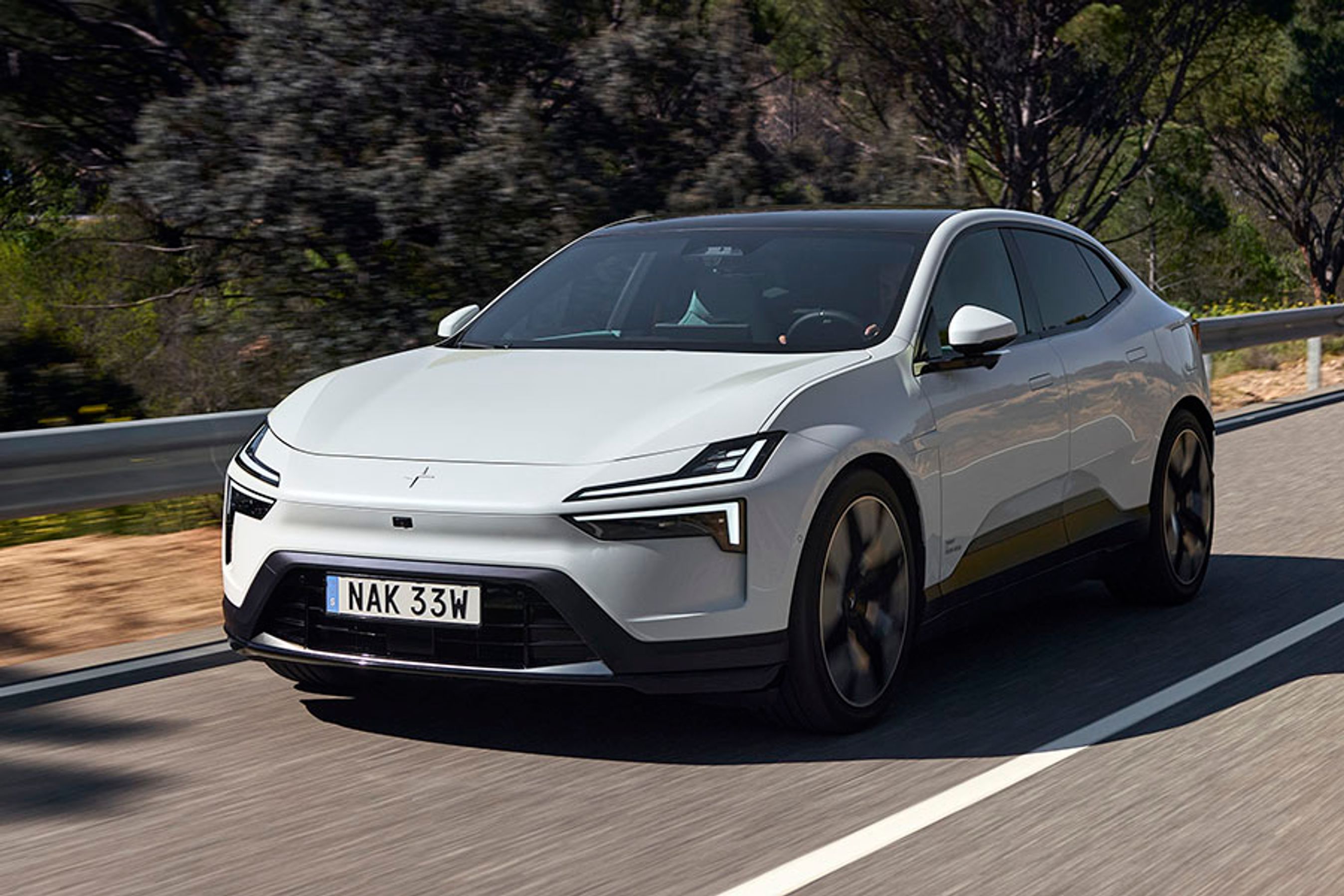 Polestar 4 er nyeste model fra det svensk/kinesiske bilmærke. I forhold til tidligere modeller er forlygterne nu opdelt i to enheder i hver side, og køleren er erstattet af en skrånende front med logoet placeret øverst.