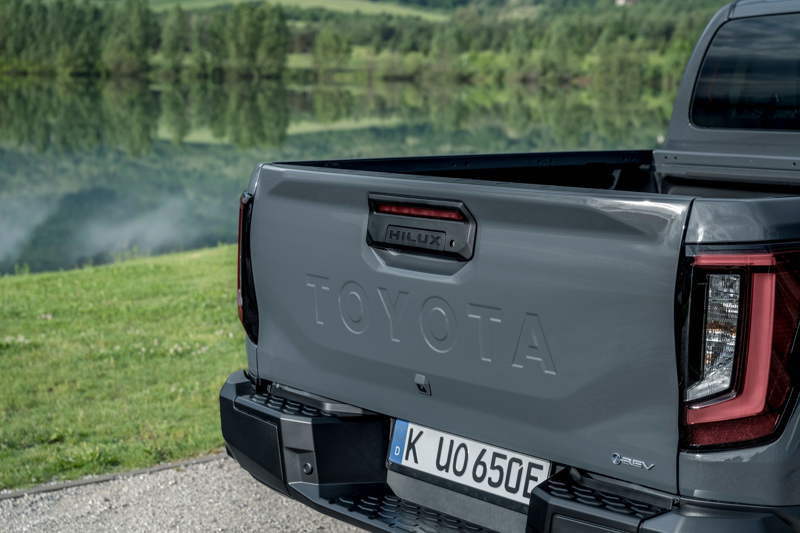 Bagklap på en Toyota Hilux kan bruges som bænk, når den er slået ned