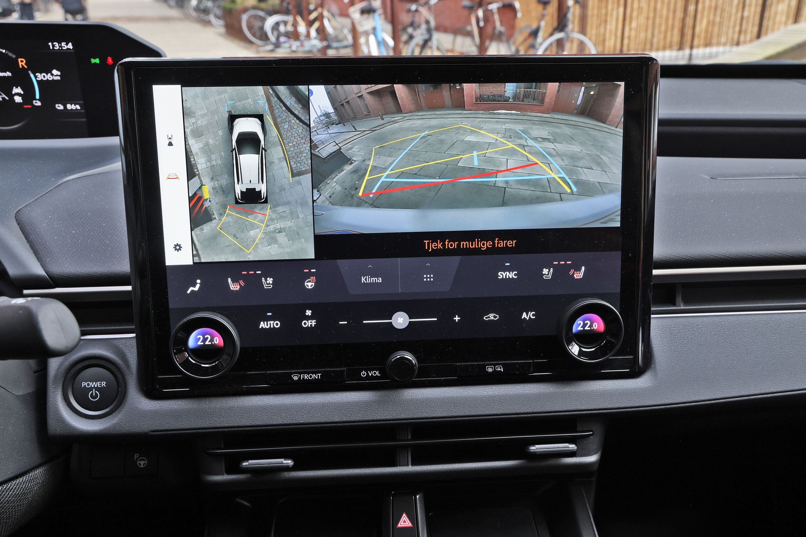 Stor skærm i en Toyota bZ4X