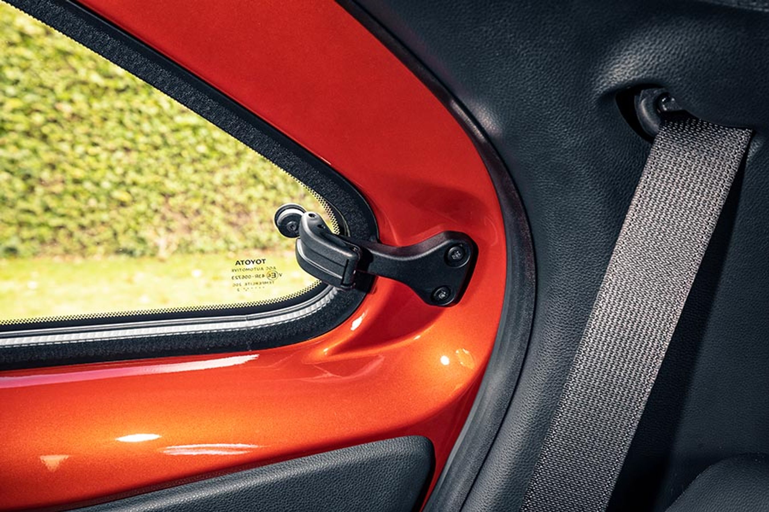 De bagerste sideruder kan kun vippes op og ikke åbnes på traditionel vis, derfor kan du hellere ikke betjene dem fra førerpladsen.