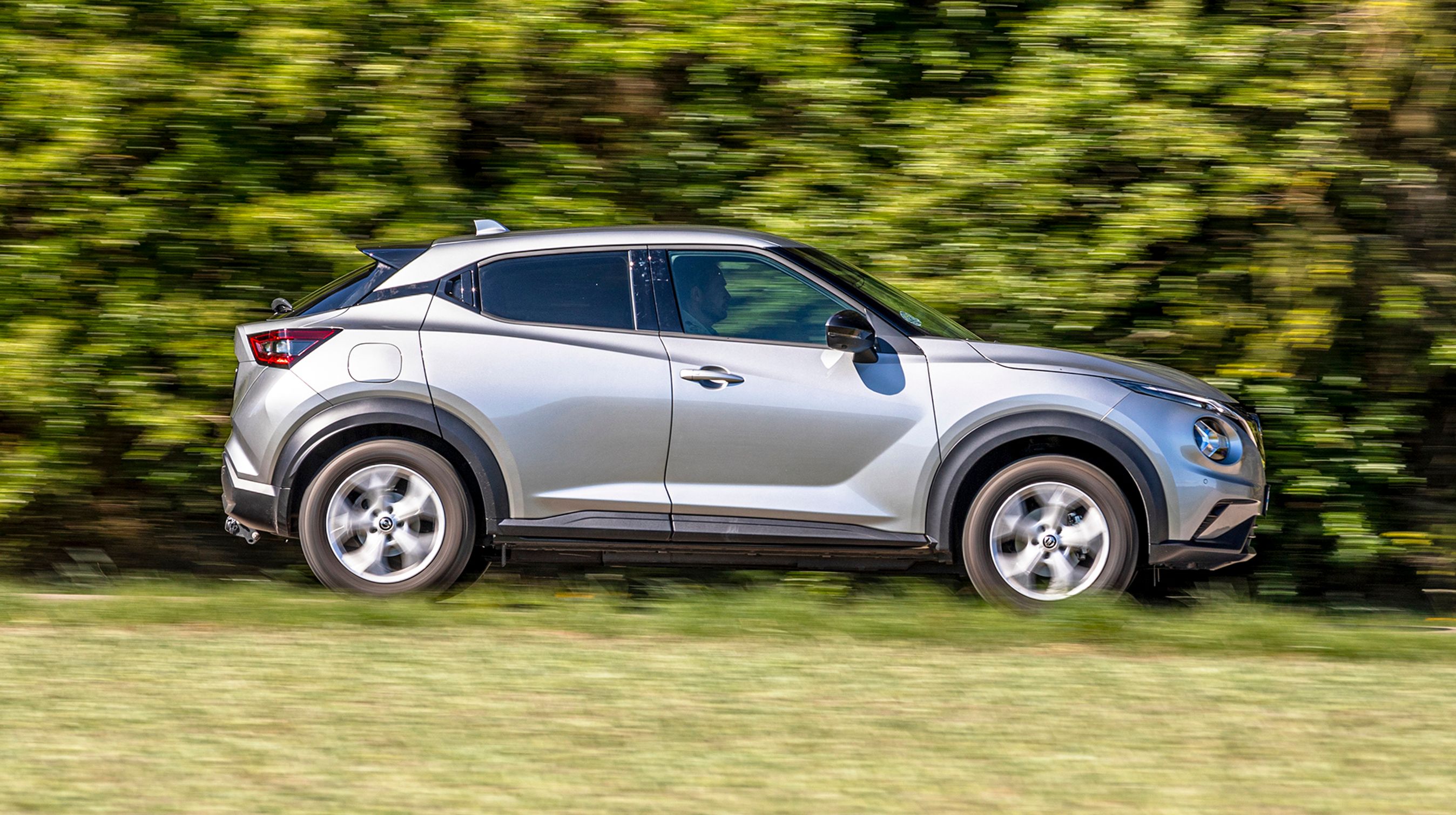 Fra siden ligner Juke næsten mere end høj coupé end en mini-SUV.