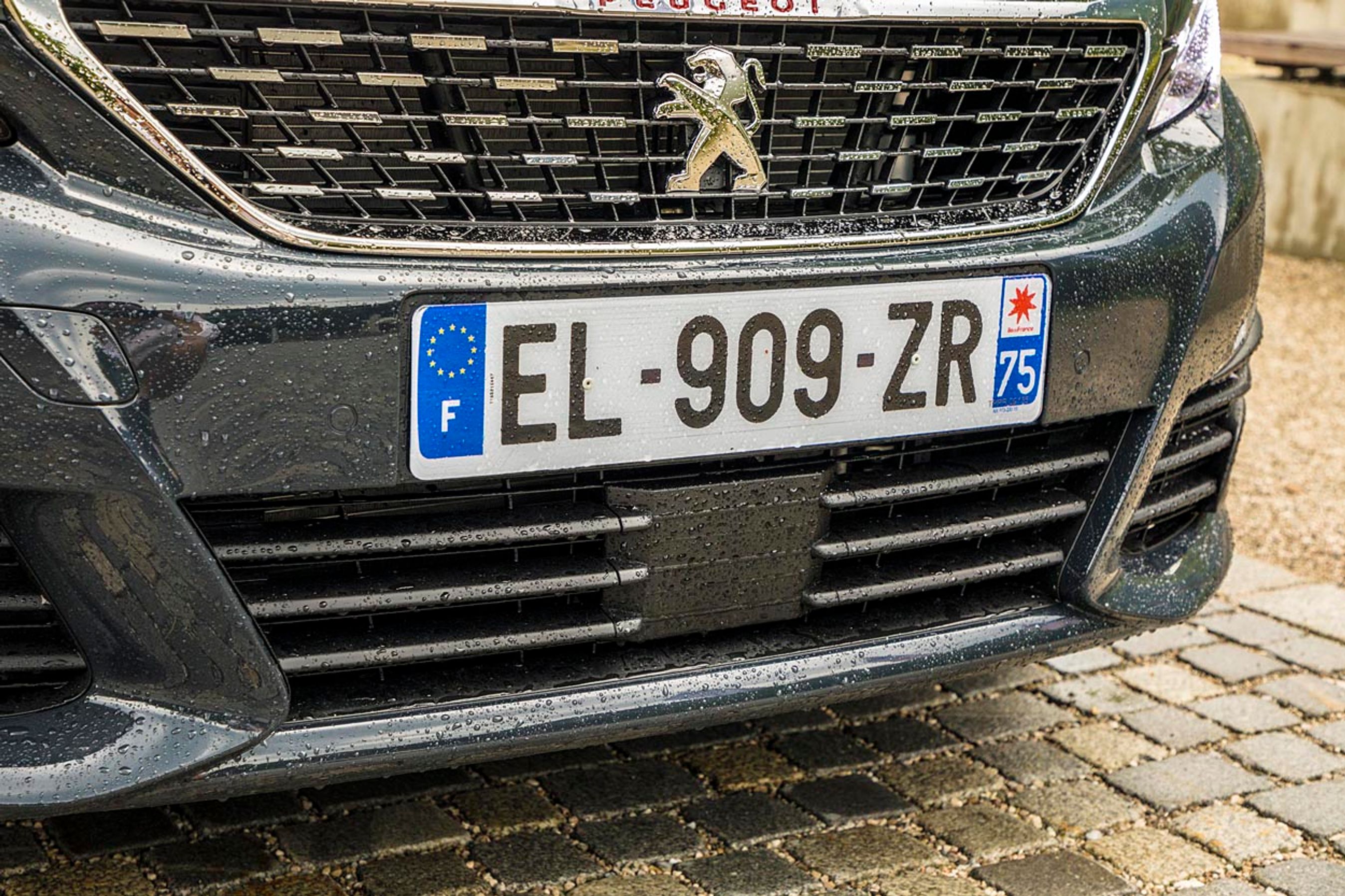 Nødbremse bliver standard på alle modeller fra efteråret. Ved introduktionen er det ikke på 1.6 dieselvarianten med 120 hk, så den bør man ikke vælge. Systemet reagerer op til 80 km/t., både på biler og på fodgængere.