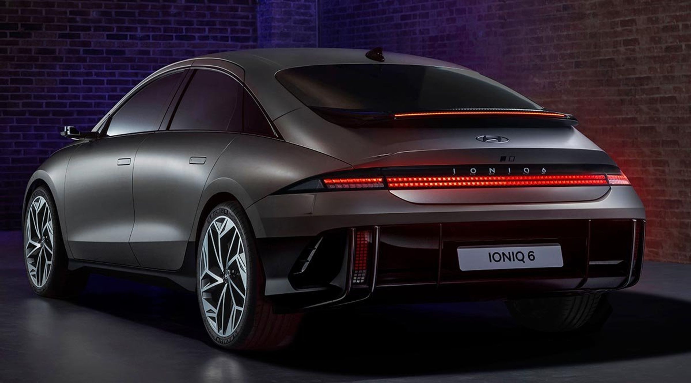 Hyundai Ioniq 6 har et helt usædvanligt designsprog med de meget bløde linjer.