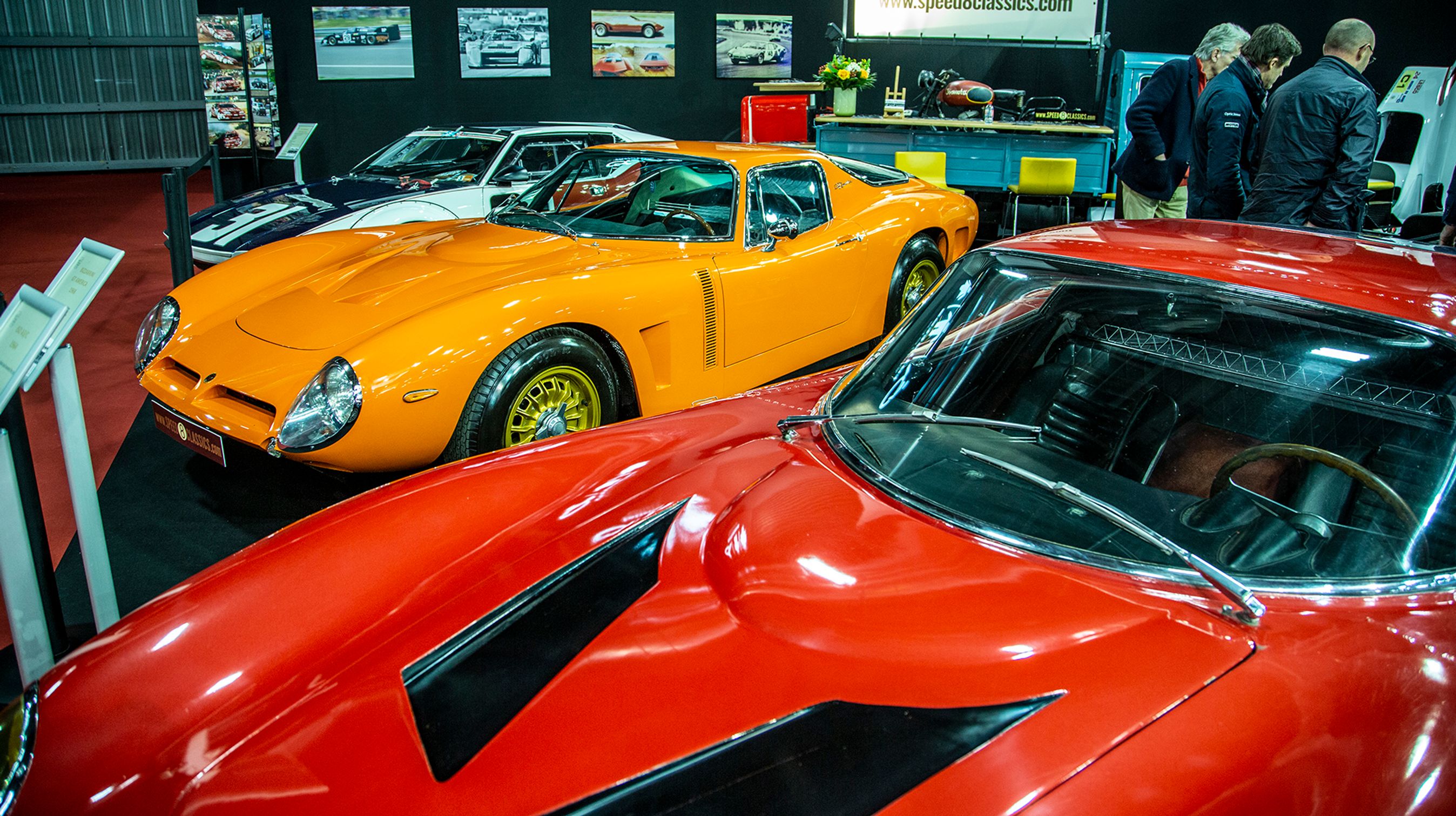 Det vrimler med superbiler fra fortiden på Rétromobile. Her er det to farvestrålende 60’er-coupeer fra de hedengangne italienske producenter Iso og Bizzarini.