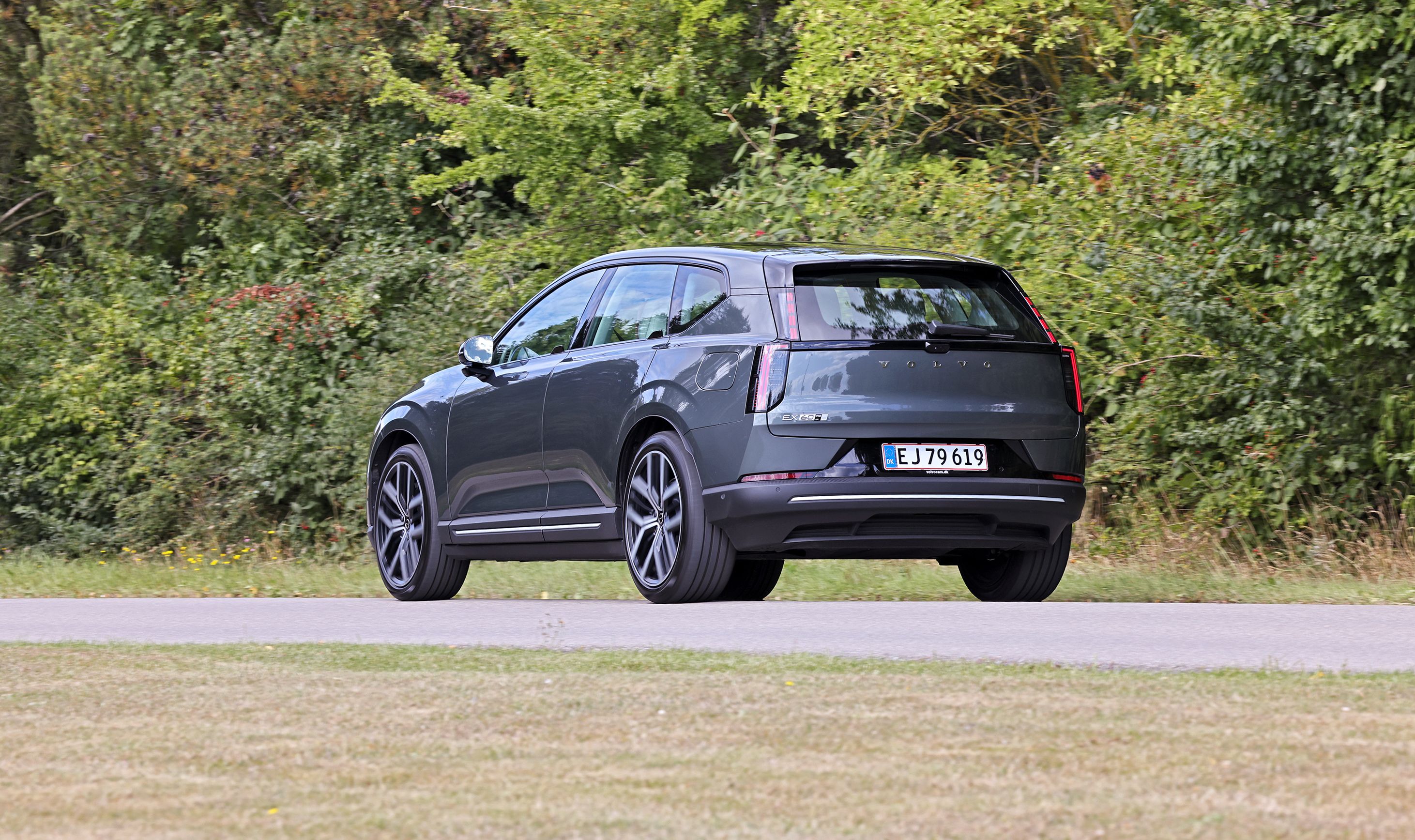 Volvo EX60: Elbil set skråt bagfra på vej omgivet af træer