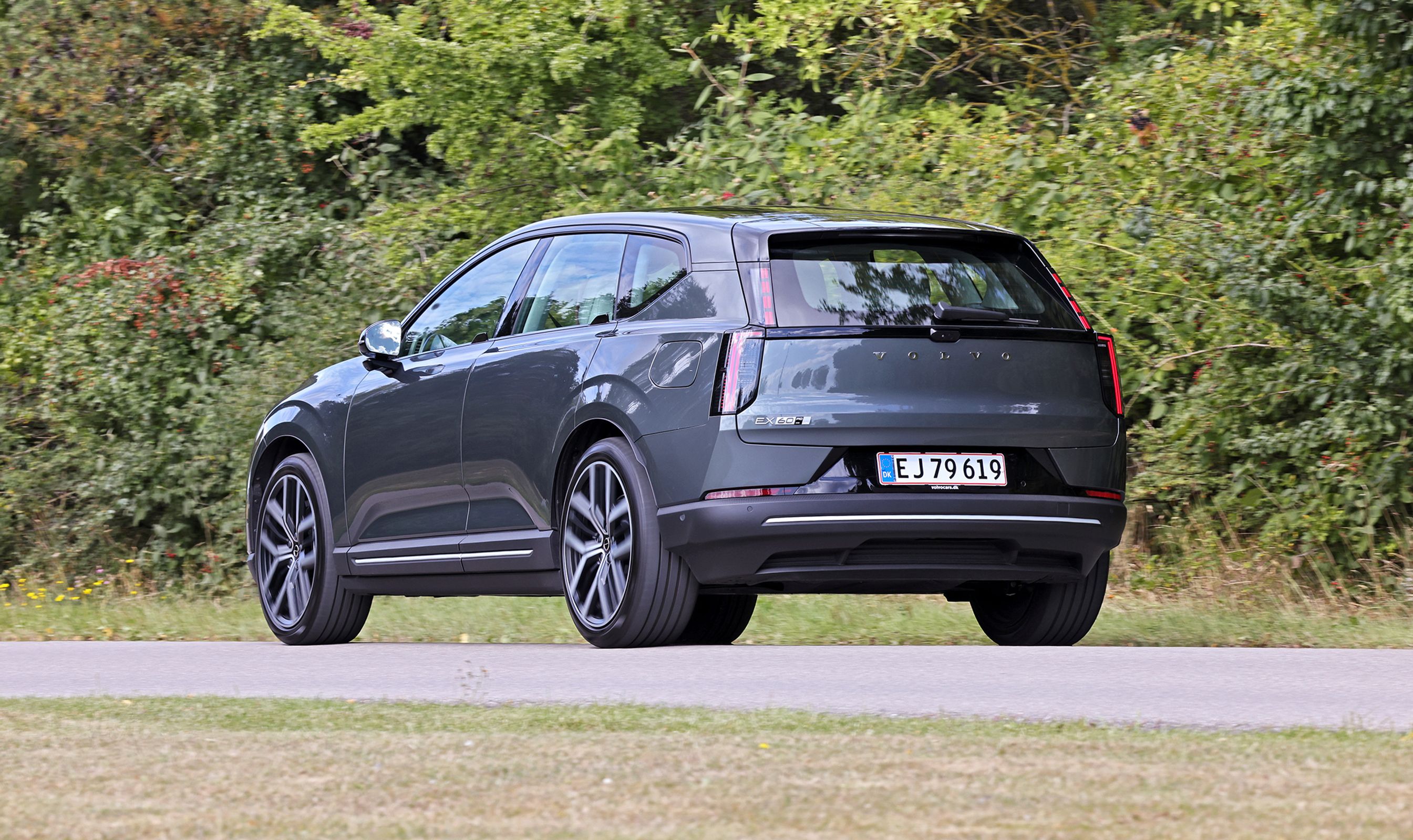 Volvo EX60: Elbil set skråt bagfra på vej omgivet af træer