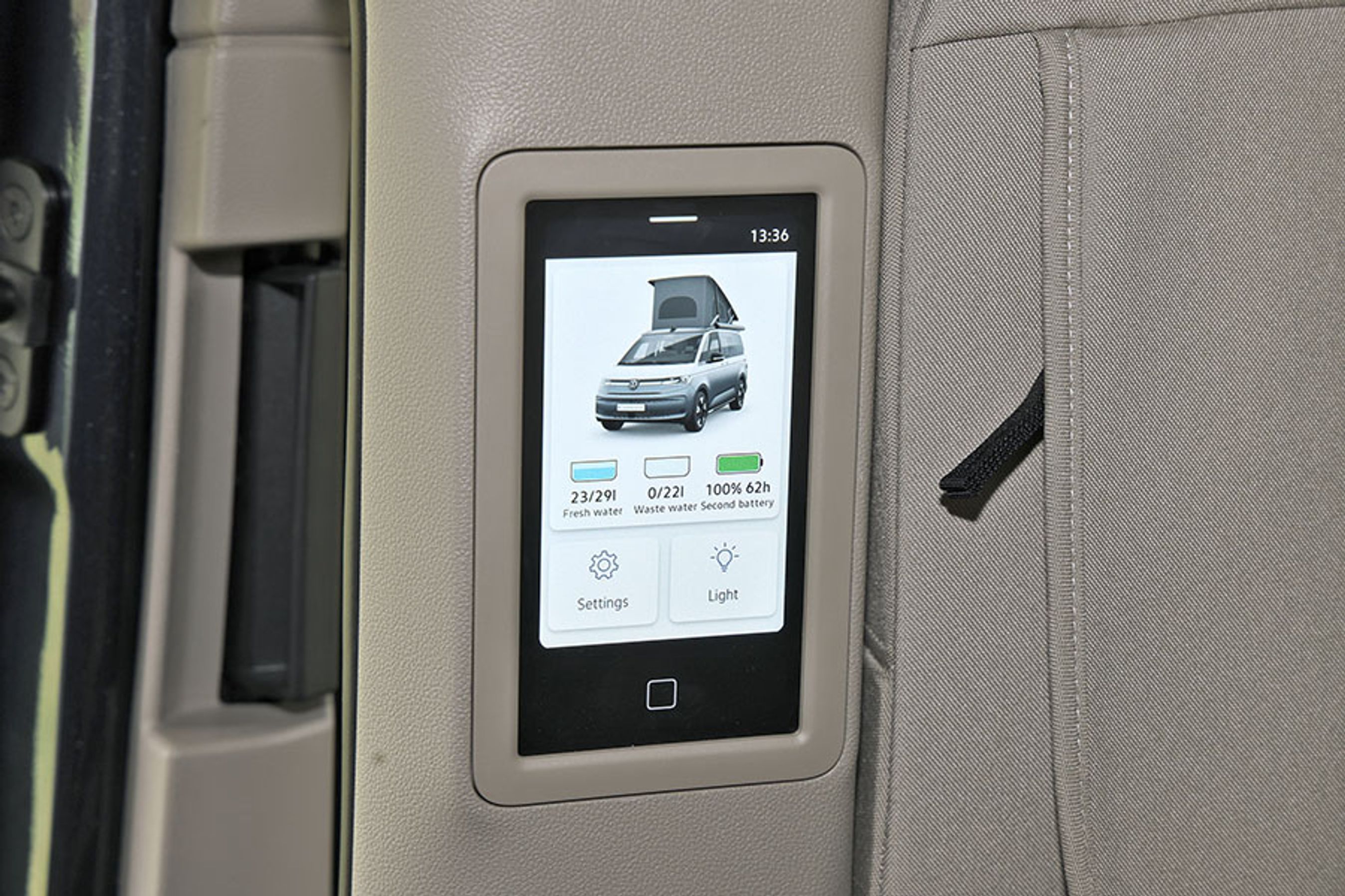 Panelet bag skydedøren i højre side giver adgang til informationer om bl.a. vandtankenes status, og man kan justere lys og køleskab samt aktivere varmeapparatet. Det er dog ikke helt enkelt at betjene.