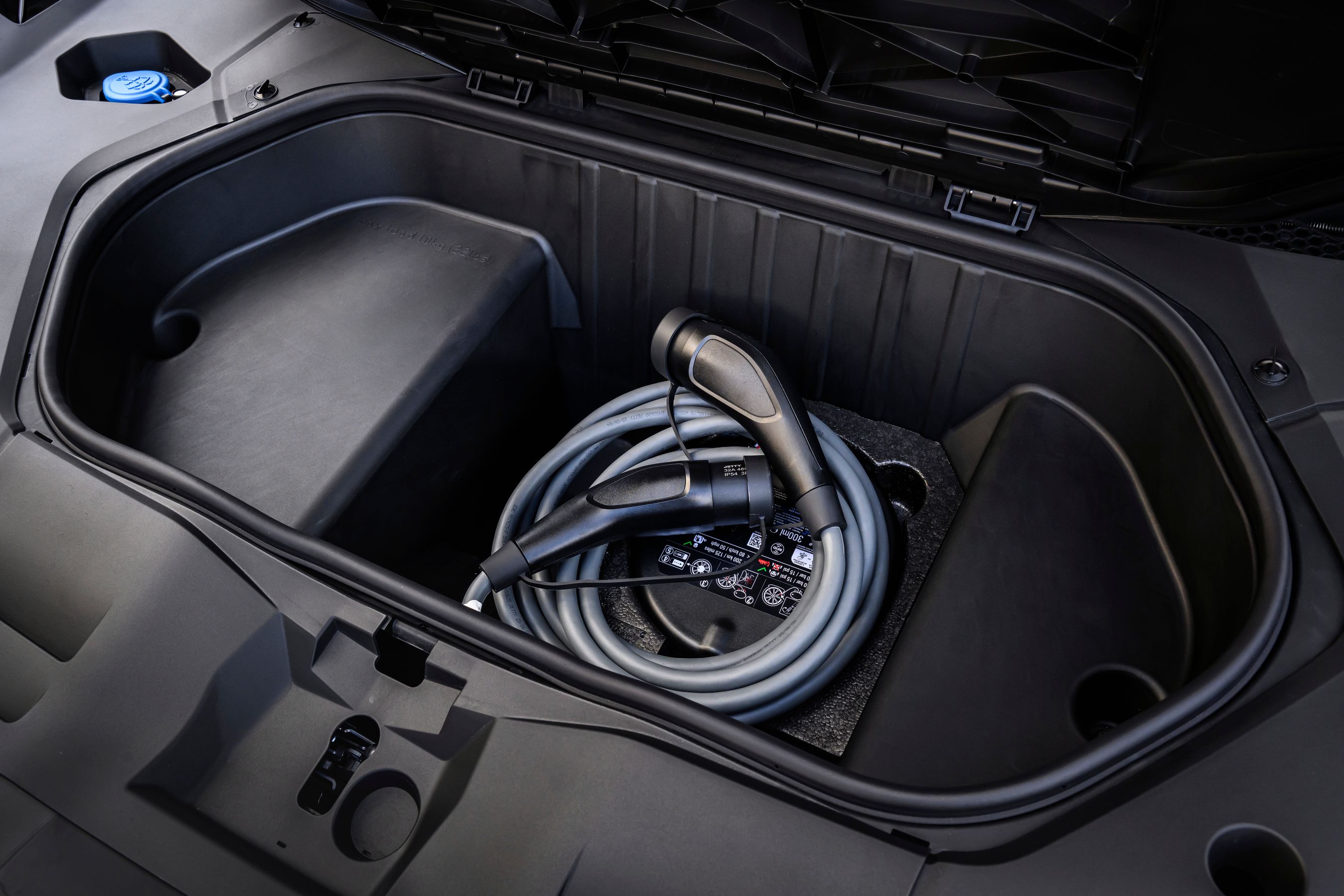 Frunk med ladekabel i en BMW iX3