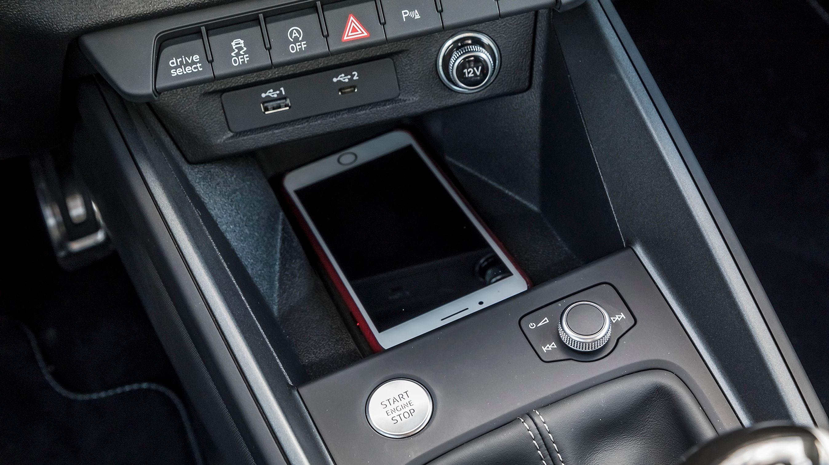 Man kan bestille bilen med trådløs opladning til mobiltelefonen.