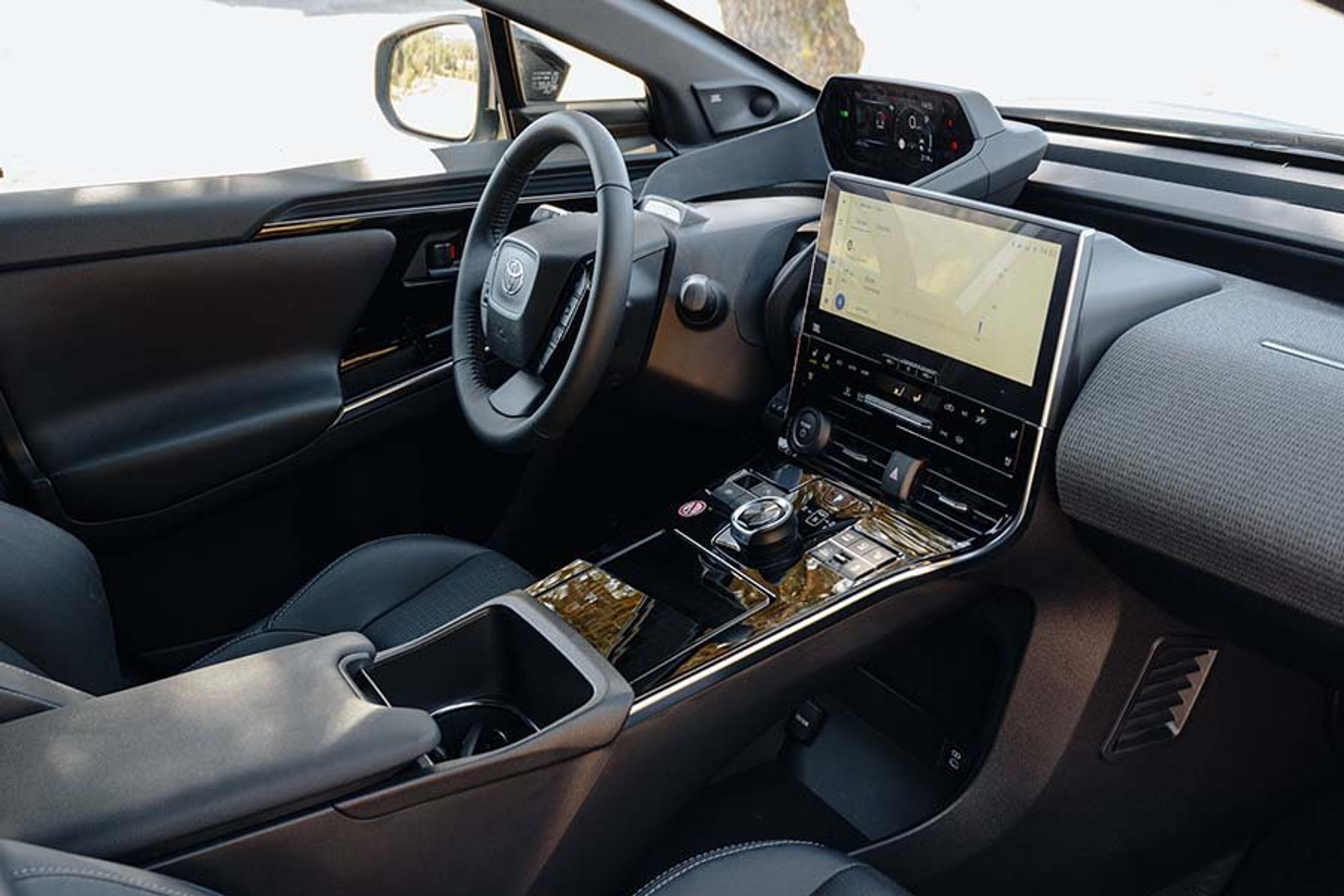 Førerpladsen i Toyota bZ4X