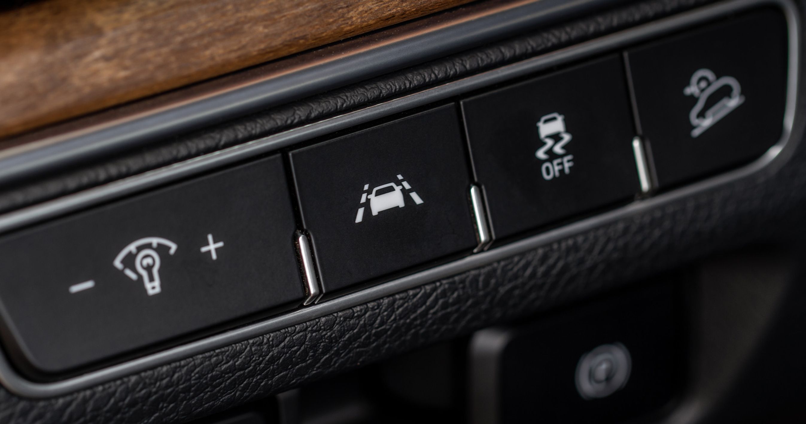 Nærbillede af et panel i bilen med en knap, der aktiverer vejbaneassistenten. 