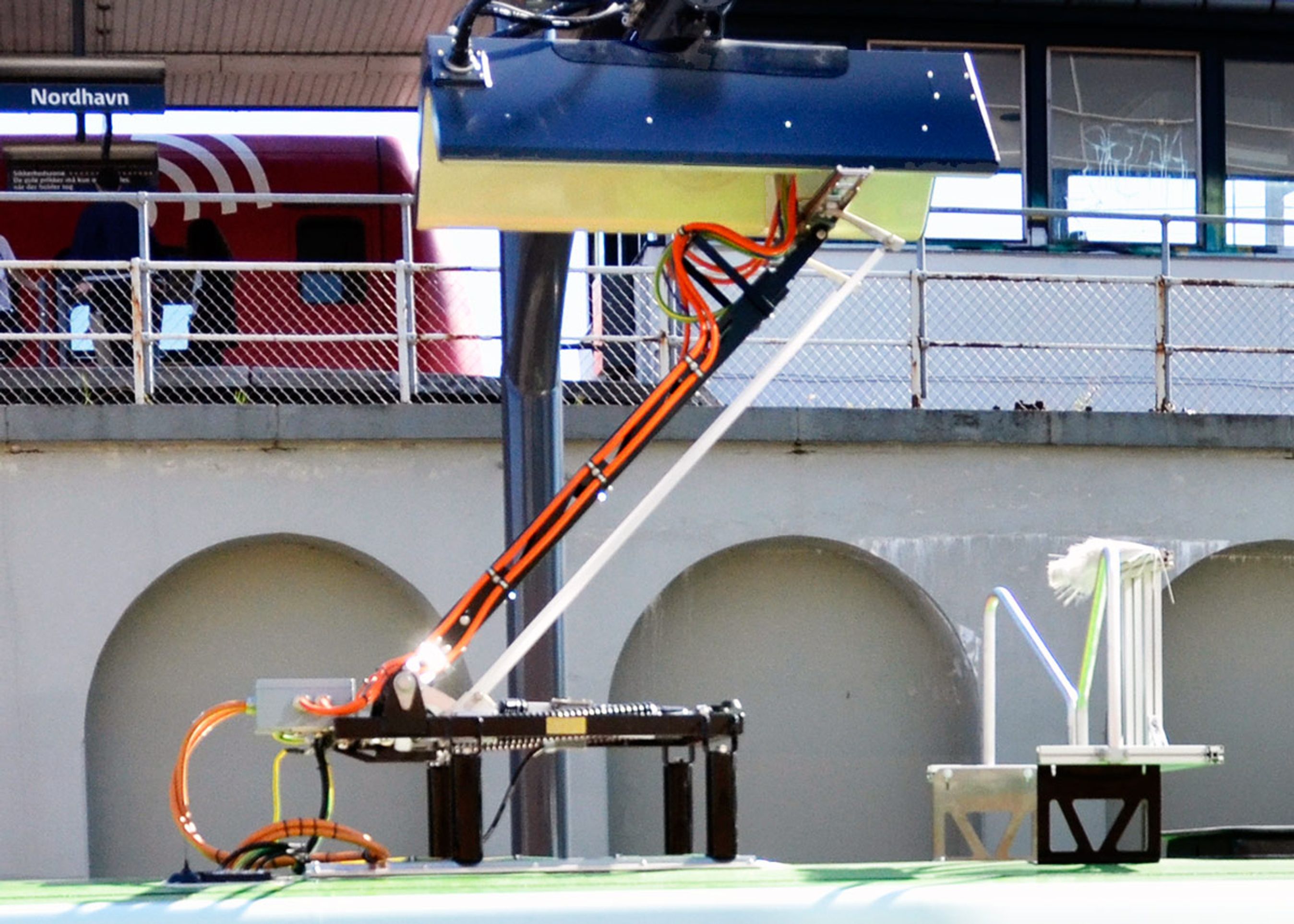 En strømaftager går op og fanger en strømskinne ved endestationerne. På maks. tre minutter er der strøm til næste endestation. Foto: Københavns Kommune