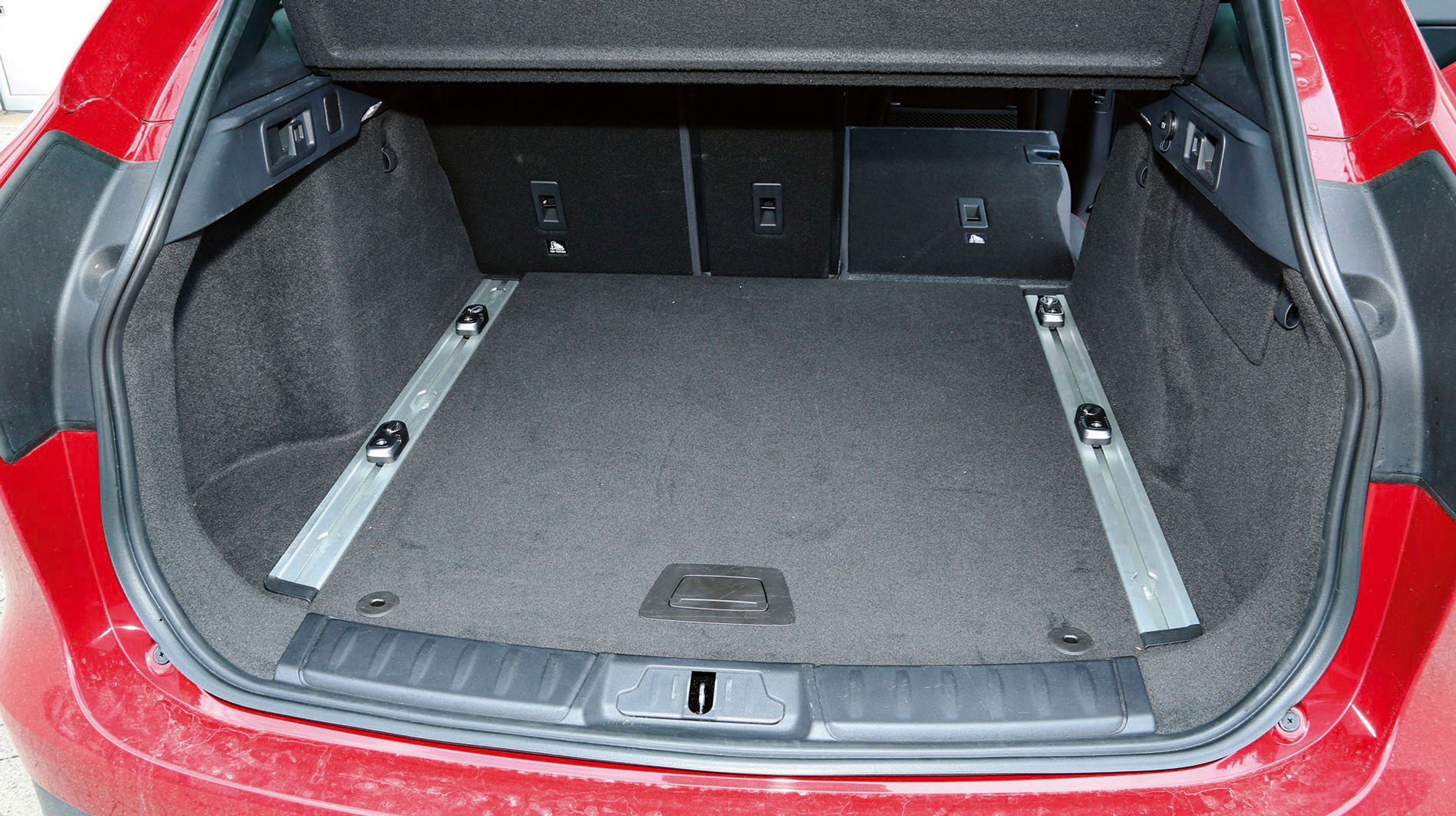 Bagagerummet rummer hele 650 l. Bagsædets ryglæn kan foldes  forover i tre separate dele.