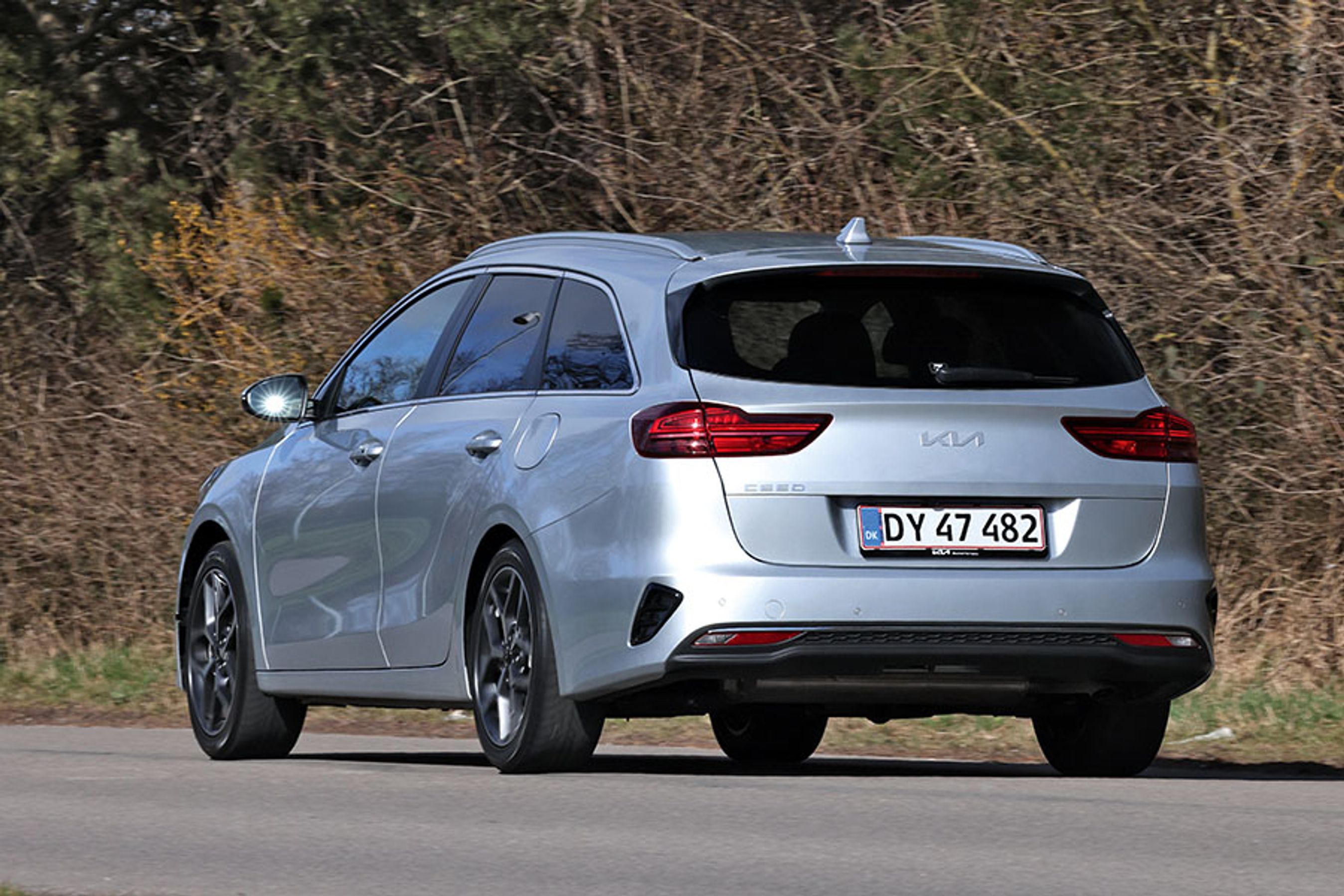 Kia Ceed SW set bagfra, mens den kører på landevej