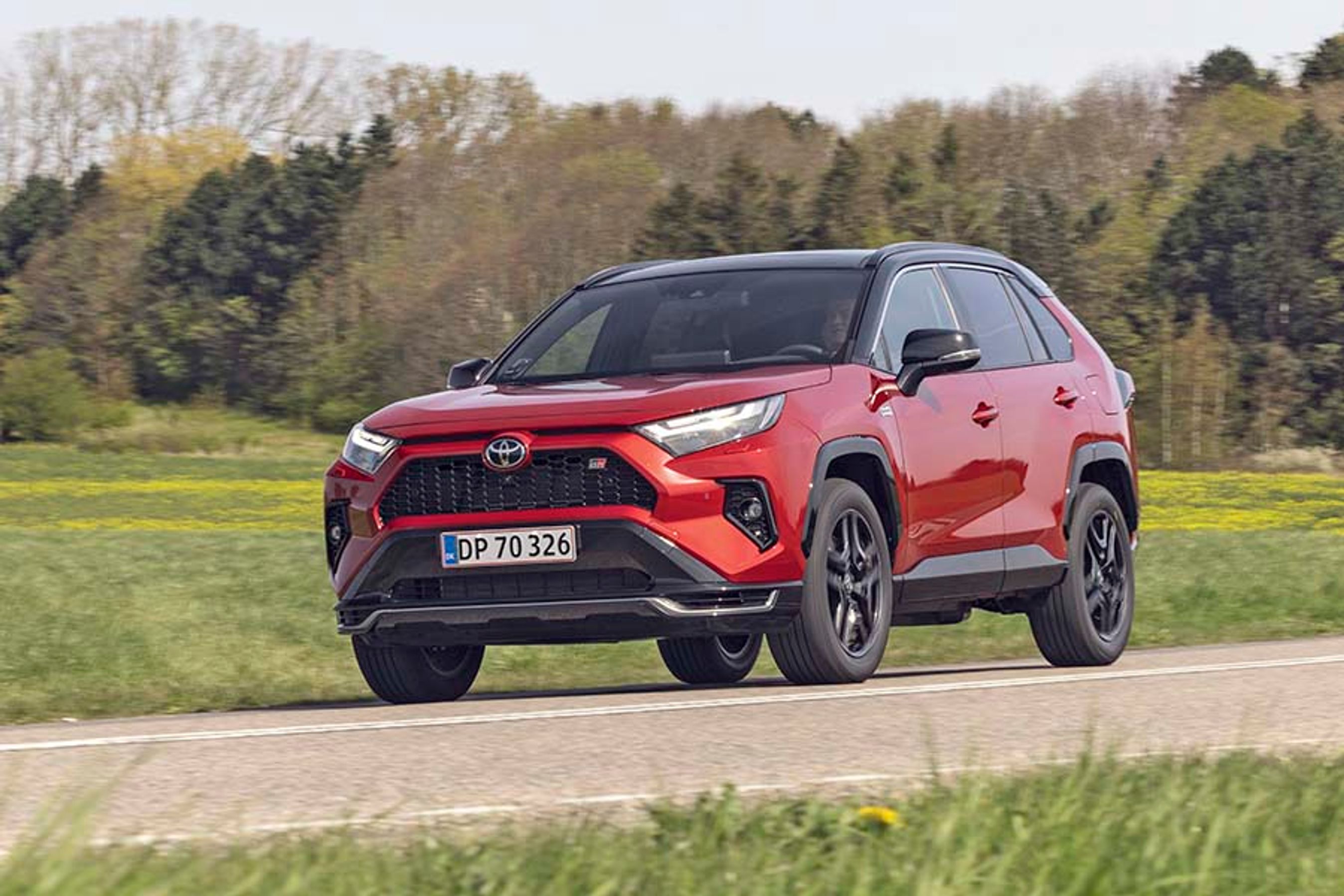 GR Sport-versionen kendes let på de sorte fælge og GR-logoerne både foran og bagpå. Panoramatag er også standard, det er med til at give bilen et mere råt look. 