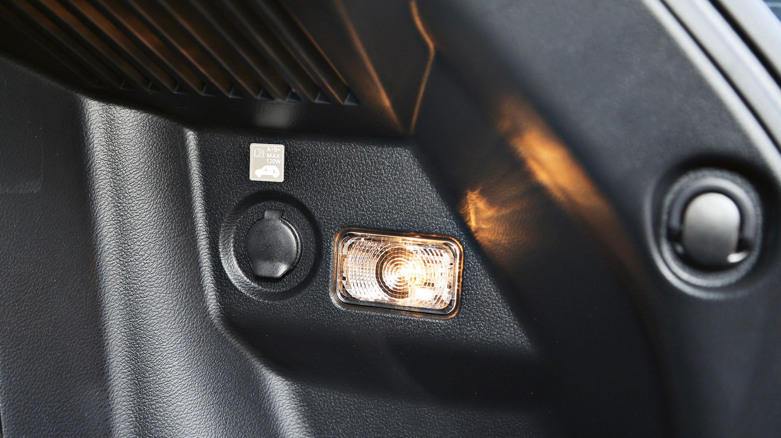 Der er både lys og 12-volts strømudtag i bagagerummet. Generelt er brugsværdien høj i Vitara.