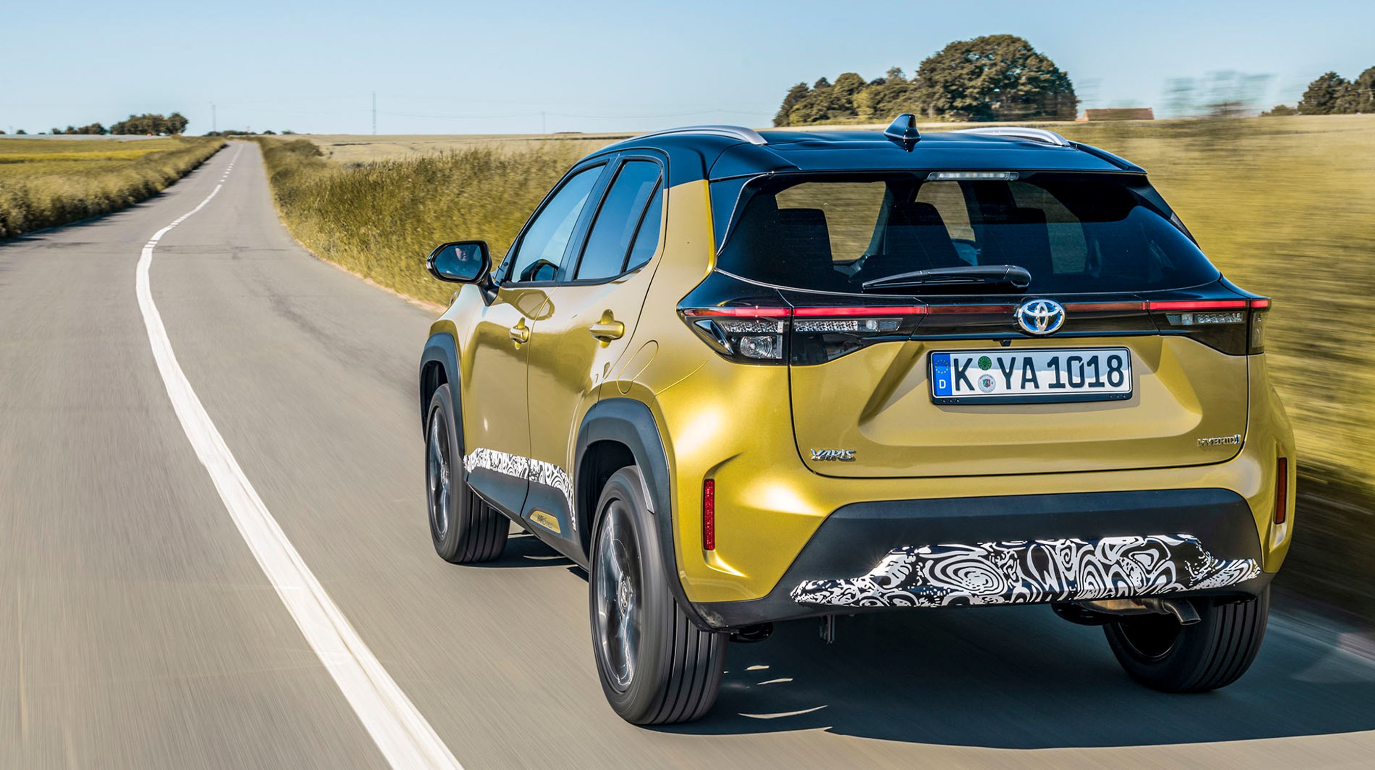 Vi kørte en tidlig produktionsudgave af den nye Toyota Yaris Cross, og det var før premieren – derfor var bilerne hist og her tildækket med kamuflage.