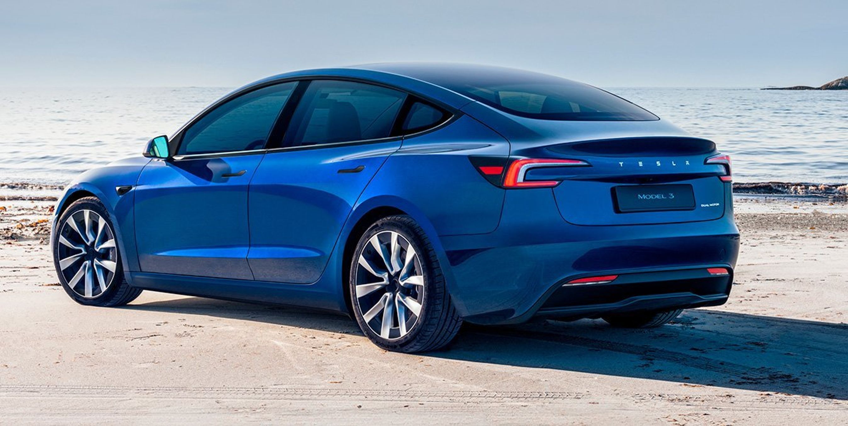 Blå Model 3 bagfra.