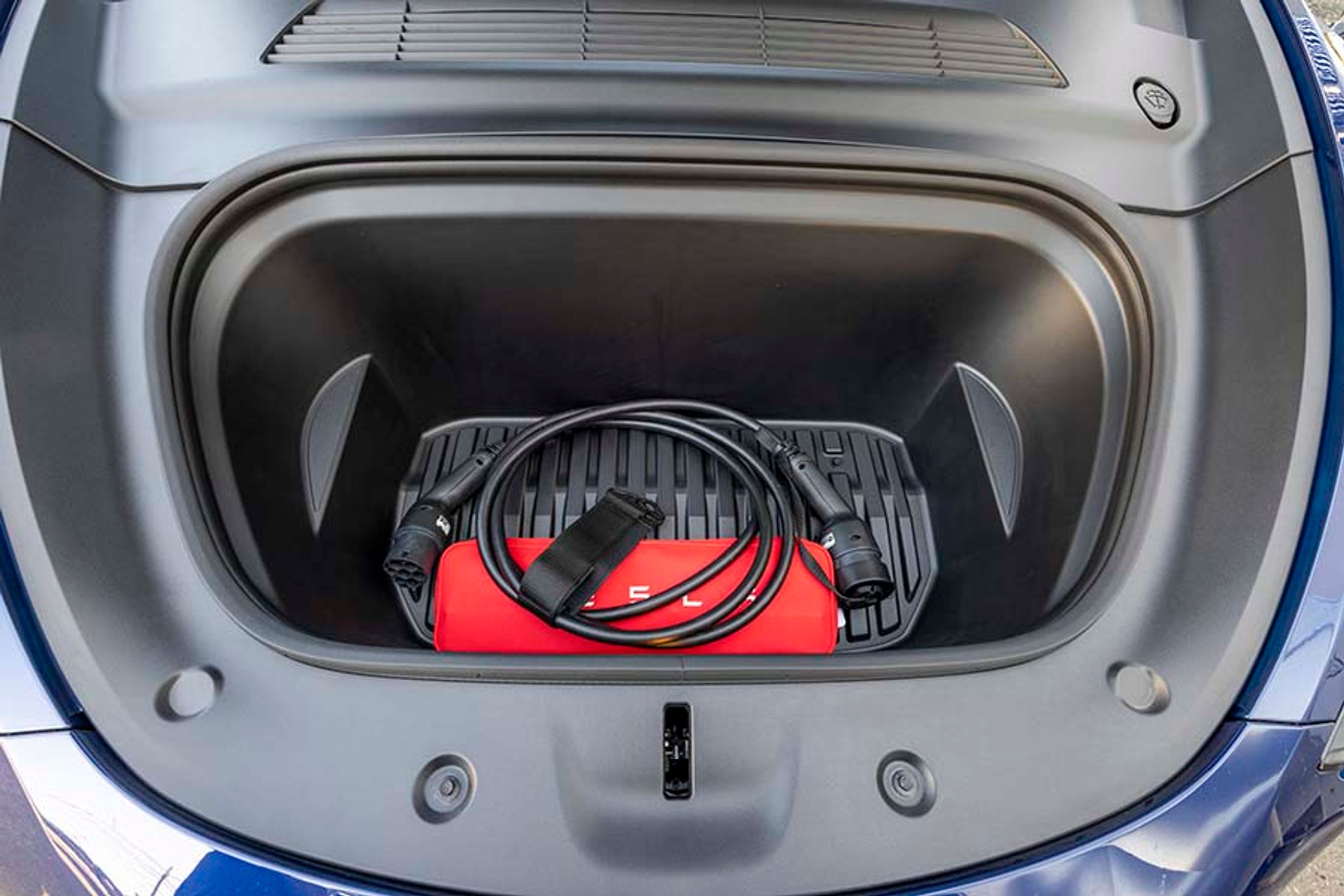 Fortil er der et ganske stort bagagerum, der ud over ledninger og lappekit også kan rumme mindre mængder bagage.