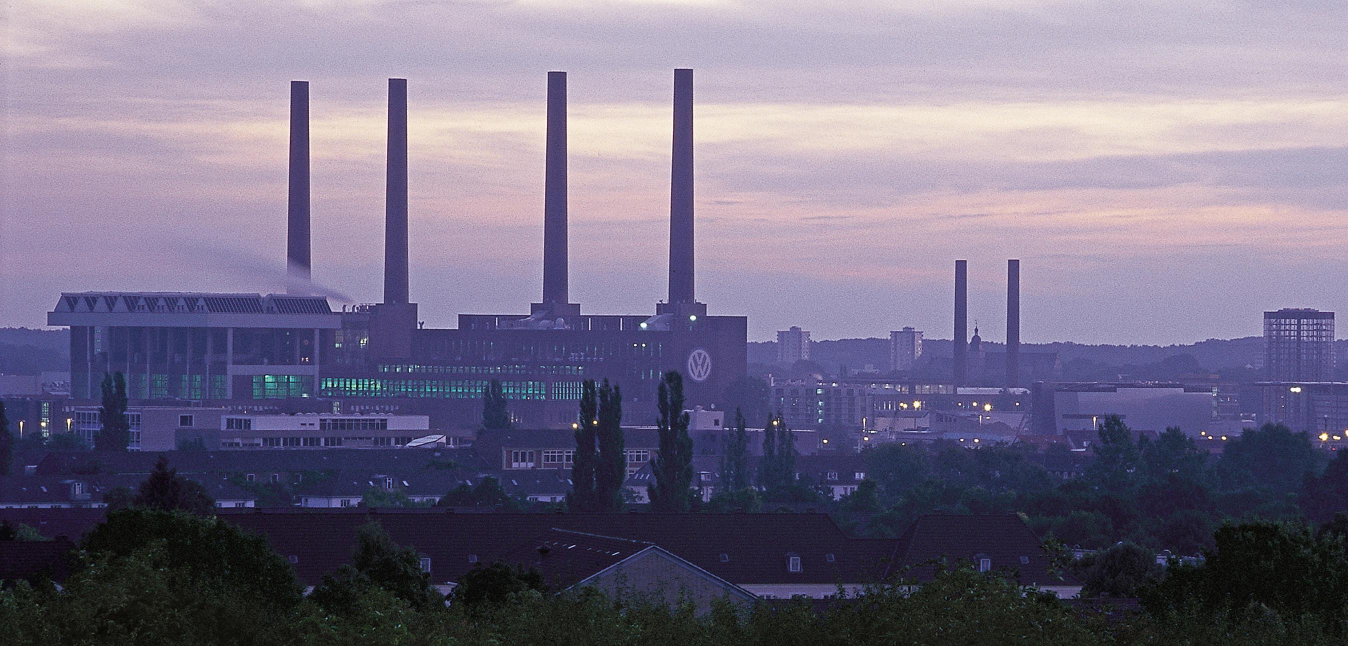 Fabriksskorstene i solnedgang.
