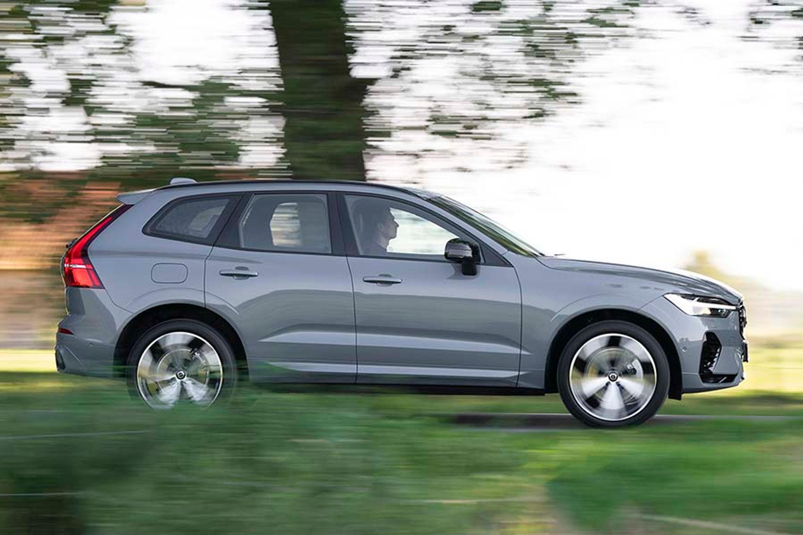 Med en akselafstand på 287 cm er der tale om en meget rummelig bil med god plads ved både for- og bagsæder.