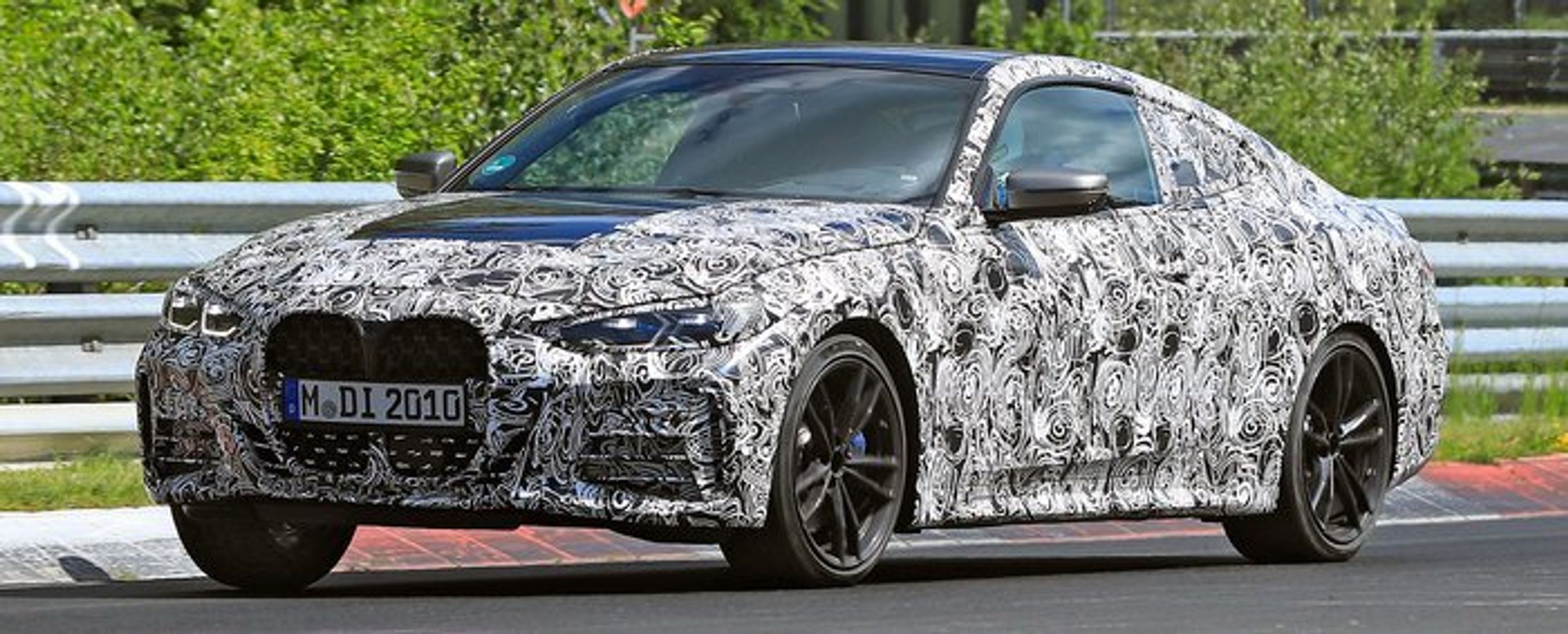 Den voldsomme grill er ikke til at skjule bag kamuflagen, her på 4-serie Coupé.