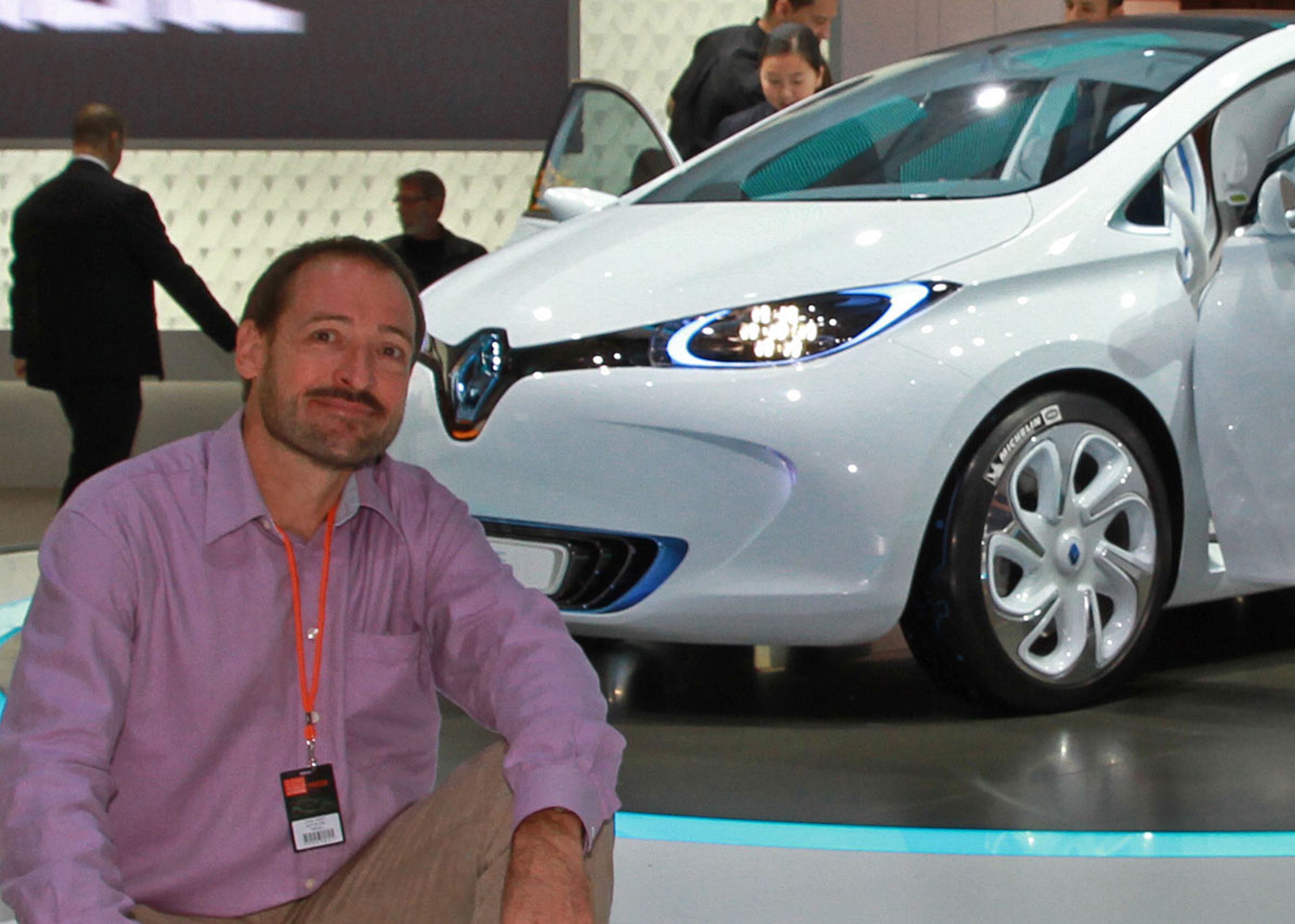 Torben Arent med Renaults elbil Zoe.