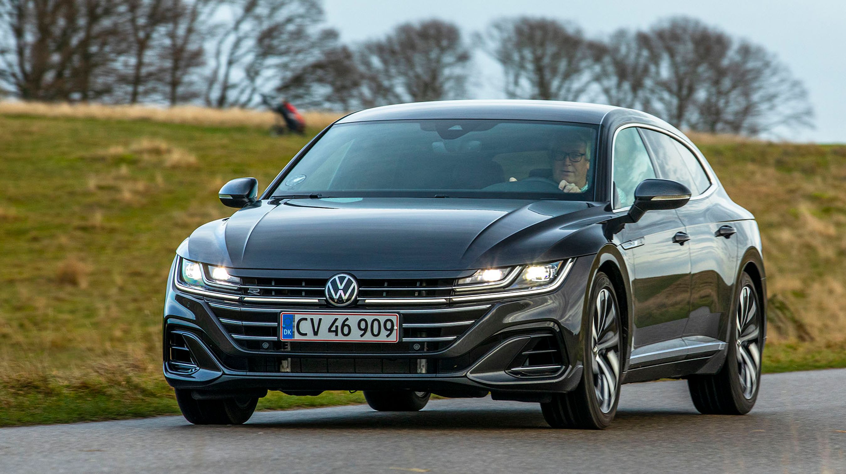 Forfra adskiller Arteon sig med en mere dynamisk front. Bemærk, at der er et ekstra knæk i motorhjelmen i hver side for at give designet lidt mere kant.