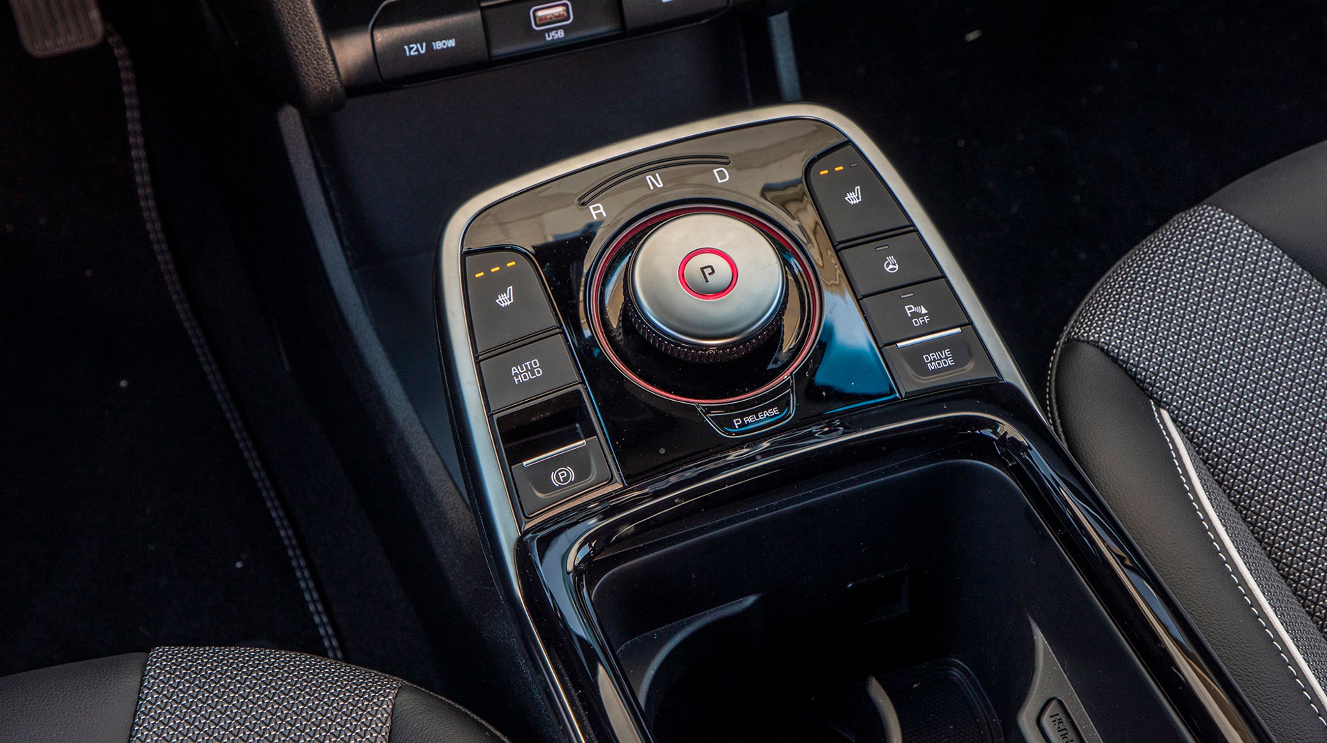 Drejeknappen mellem forsæderne gør det ud for gearstangen. Man kan meget let skifte mellem for- og baglæns kørsel ved f.eks. parkeringsmanøvrer. Når man slukker motoren, springer gearkassen selv i P.