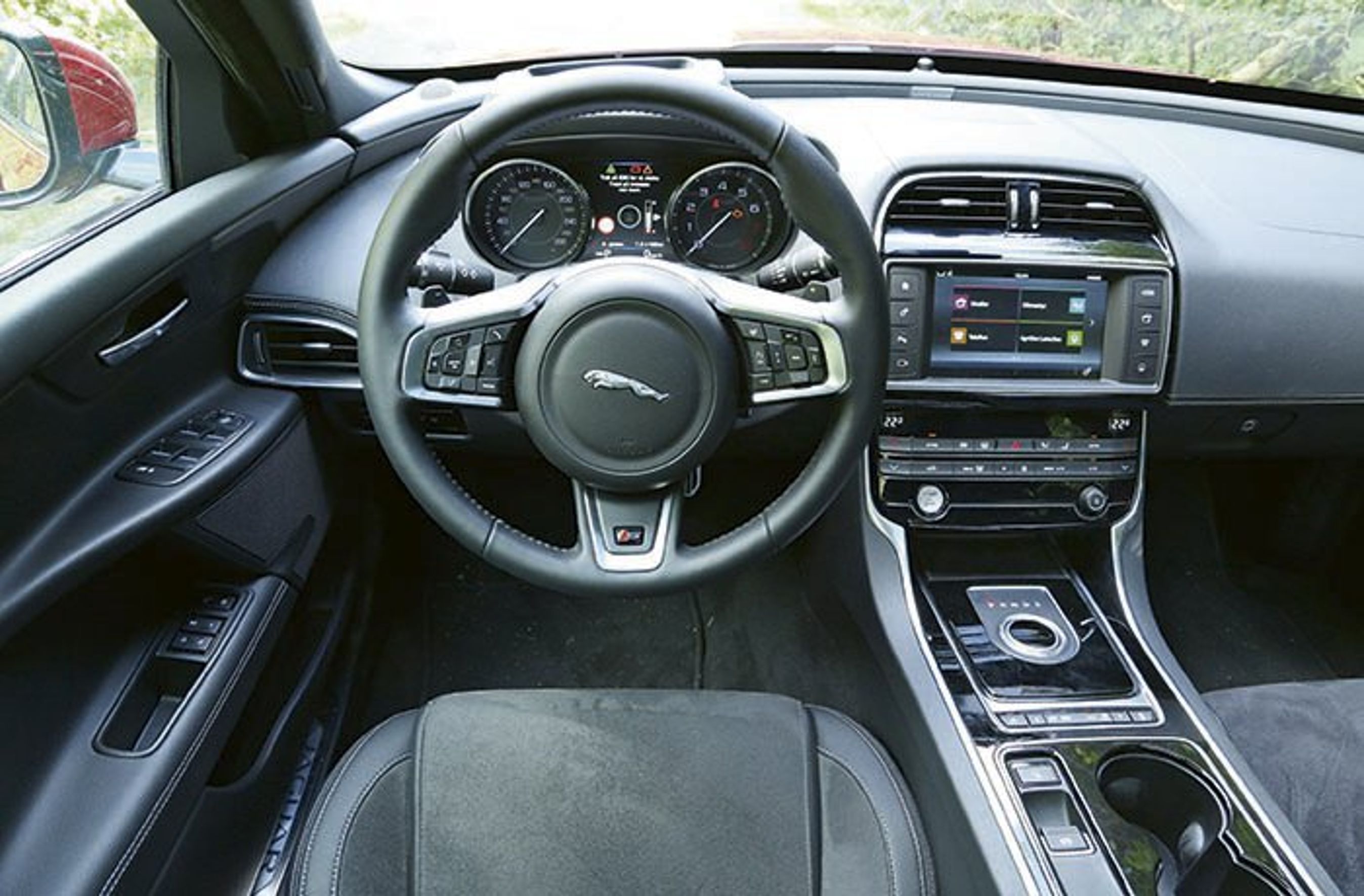 Jaguar XE kabine
