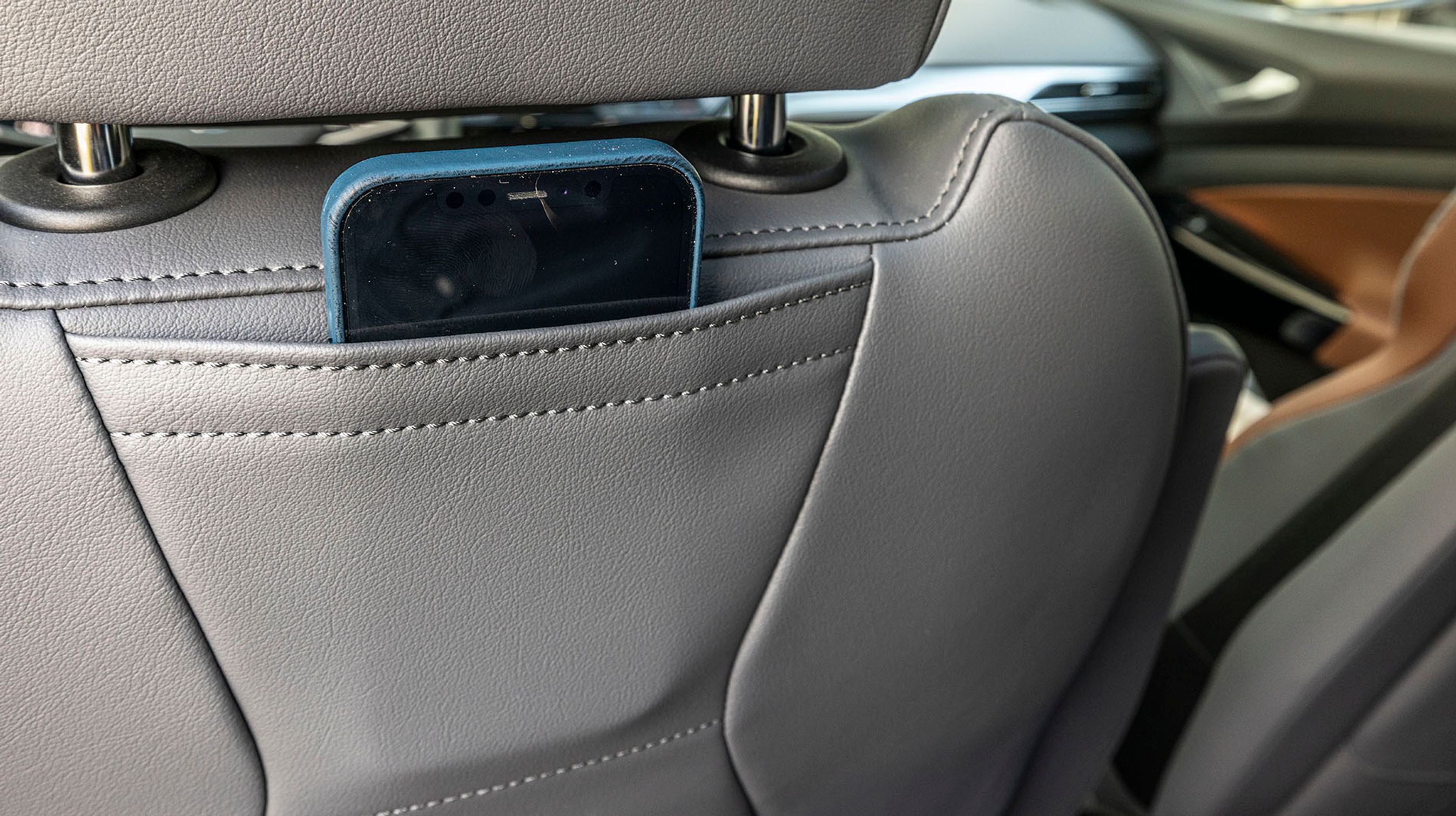 Bag forsæderne er der indsyet en lille lomme som f.eks. kan bruges til bagsædepassagerernes mobiltelefoner.