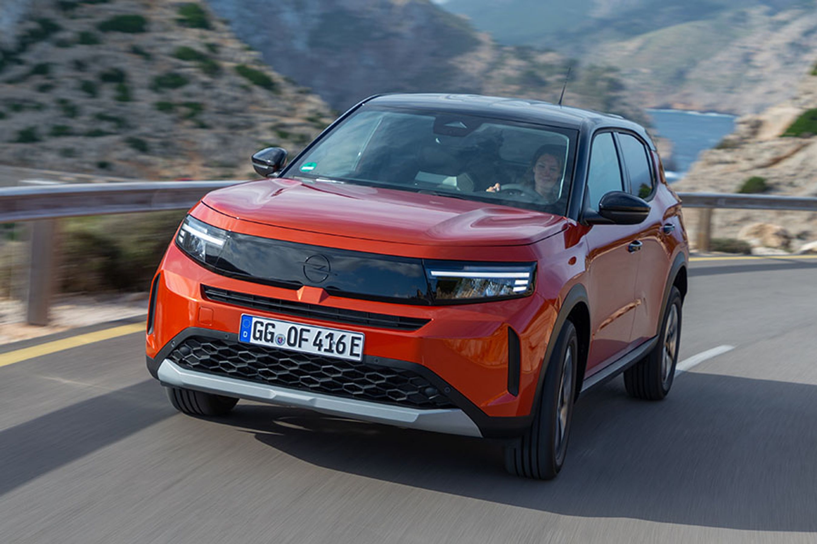 Den store Opel er søsterbil til Citroën ë-C3 Aircross, som er en lidt længere udgave af den lille elbil, ë-C3. På fronten på bilen ses bl.a. det nydesignede Opel-logo.