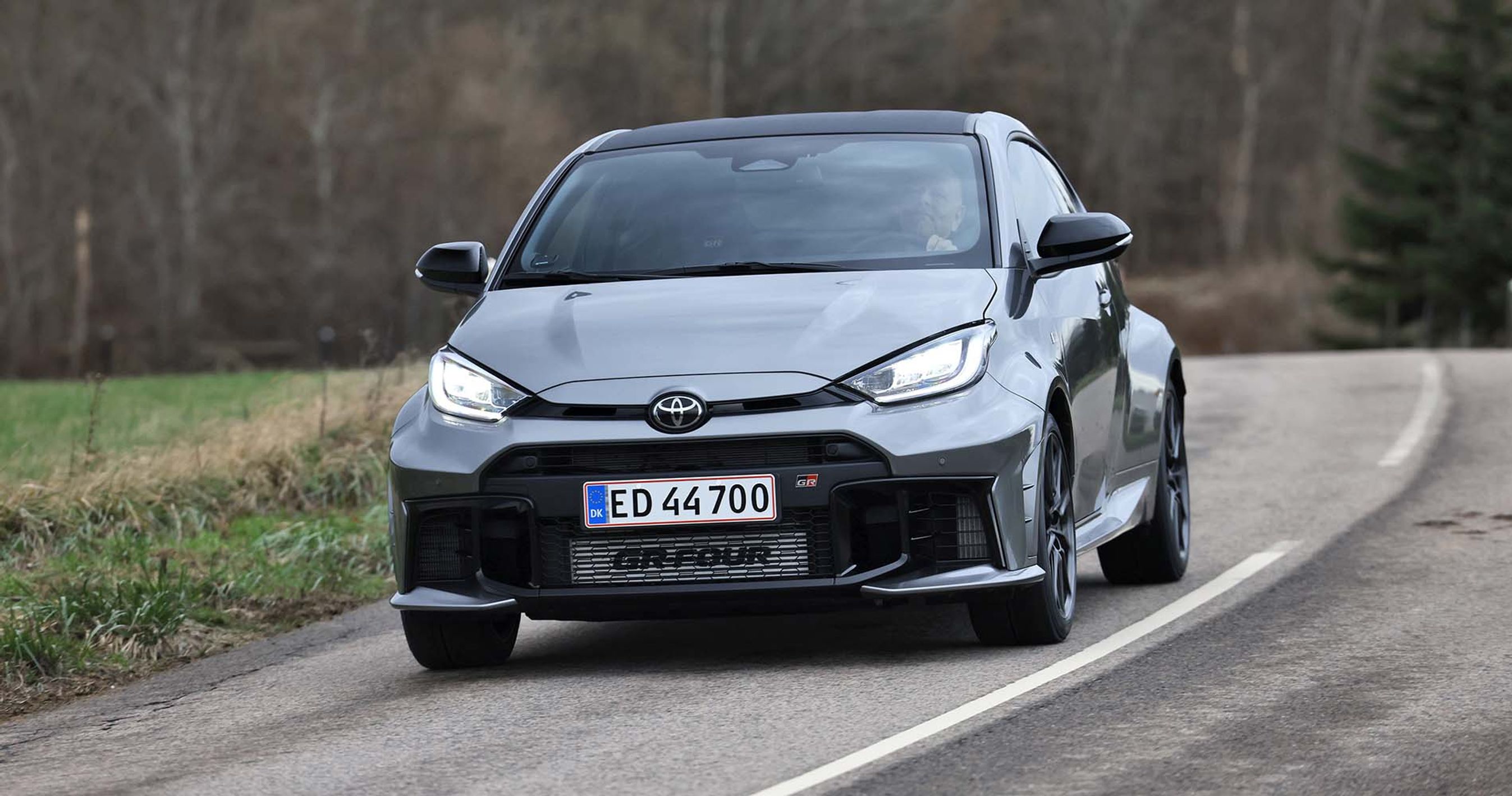 Toyota GR Yaris kører på en snoet landevej