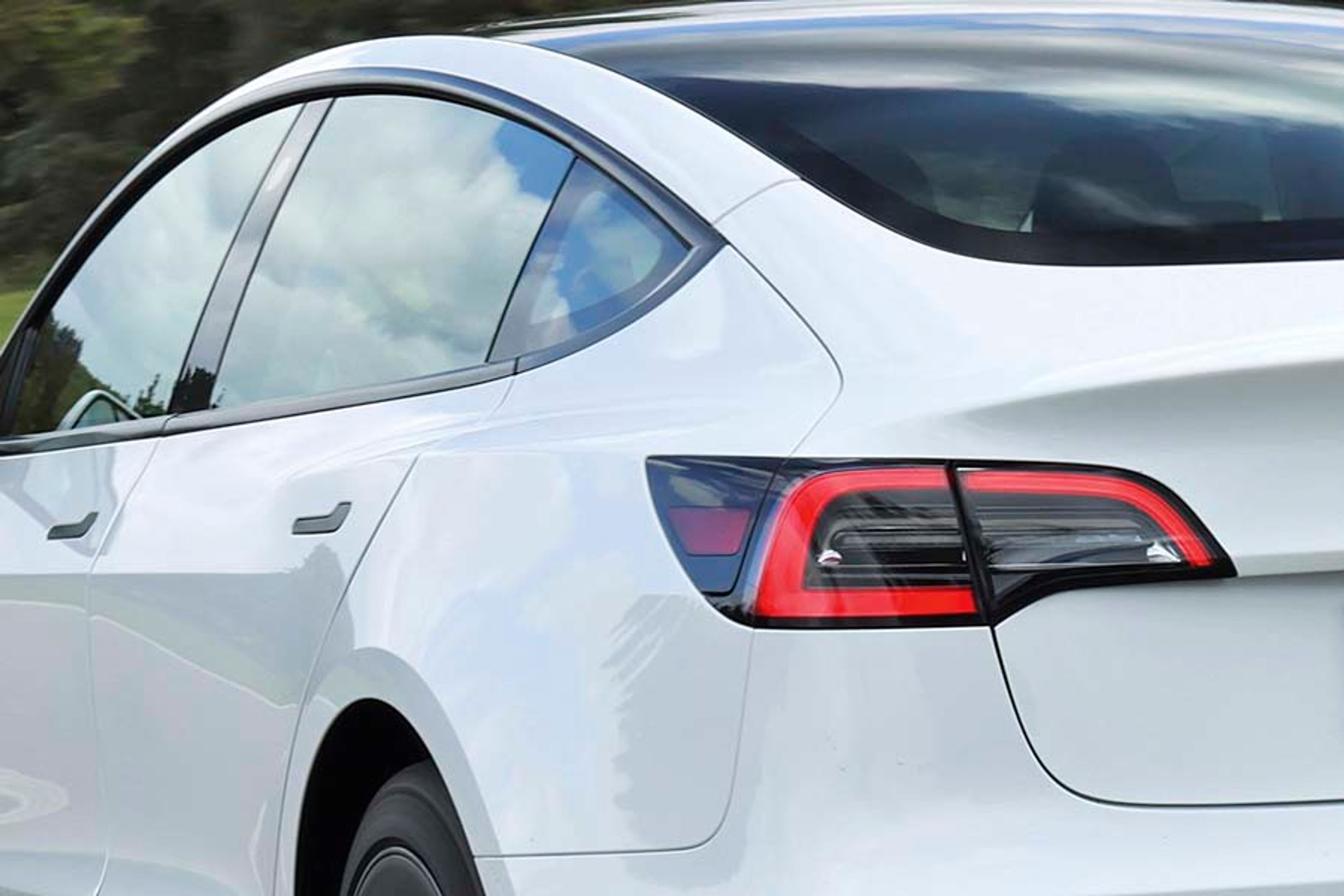 Ladeporten er placeret ved venstre baglygte bag en klap, der elektrisk glider op. Bilen kan lynlades ved alle ladestationer med op til 170 kW, men ved Teslas egne ladestationer går ladningen i gang, straks man har sat stikket i. Hjemme kan bilen lades med tre faser og 11 kW.