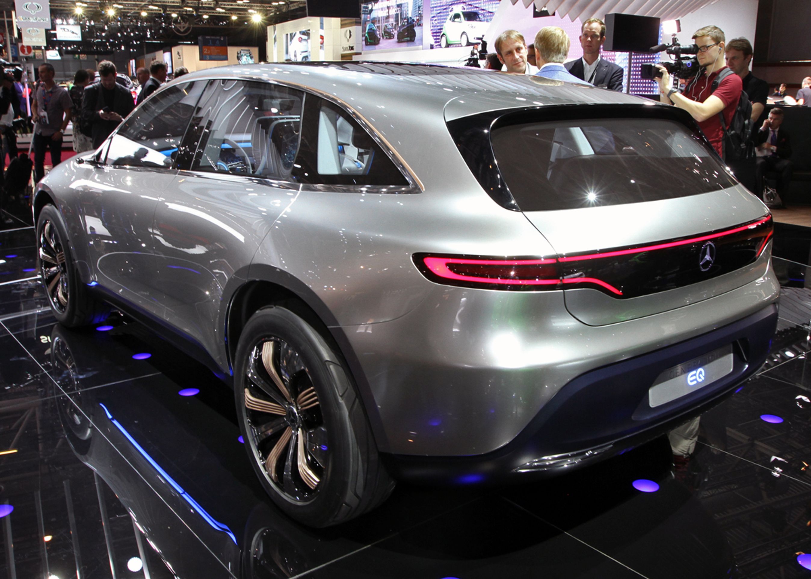 EQ-modellen har to motorer og firehjulstræk.