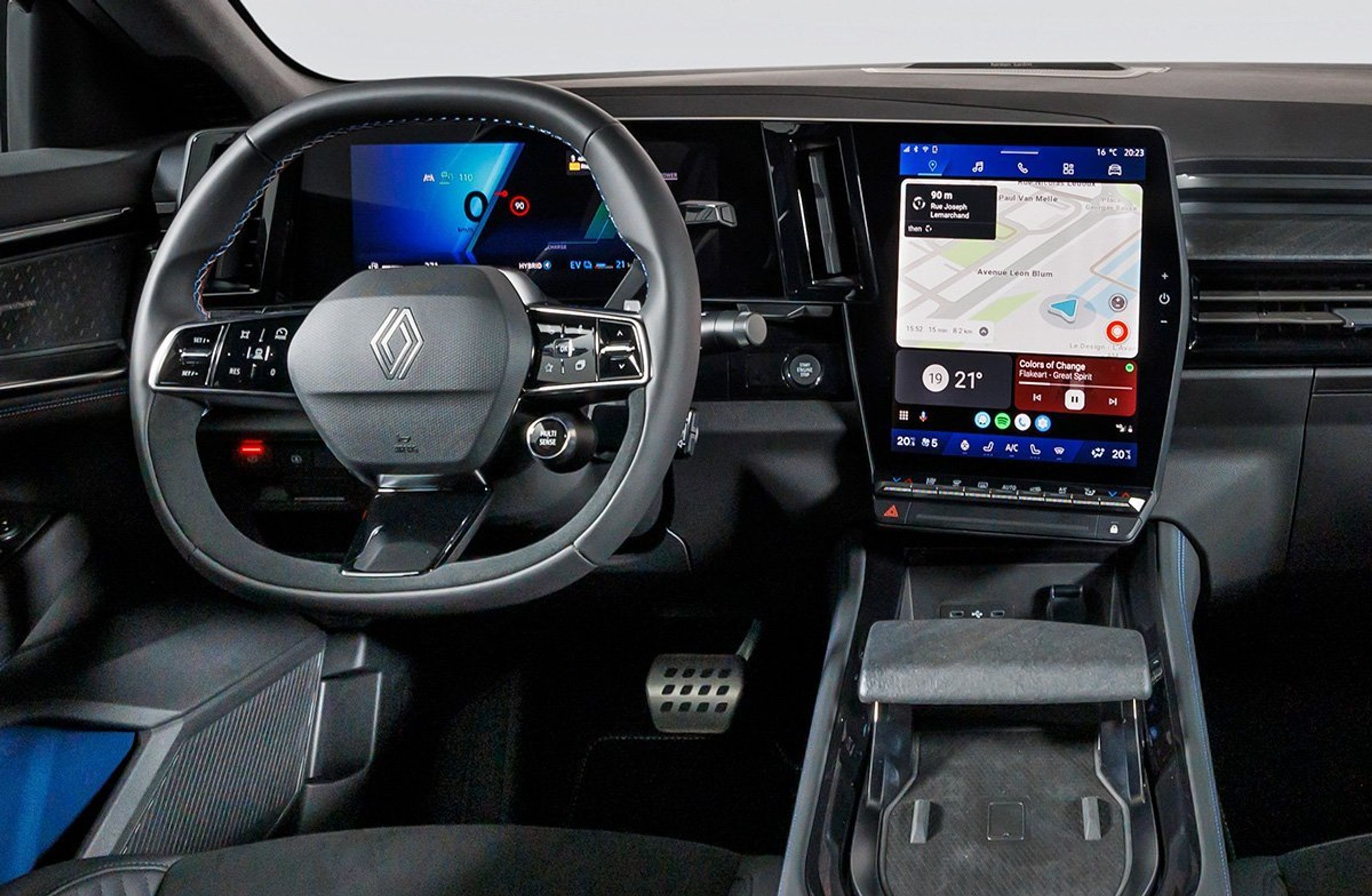 Førerpladsen er fysisk set den samme som i Austral og Espace med de samme vandrette førerskærm og den lodrette midterskærm. Men menuer, design og funktioner er nye.