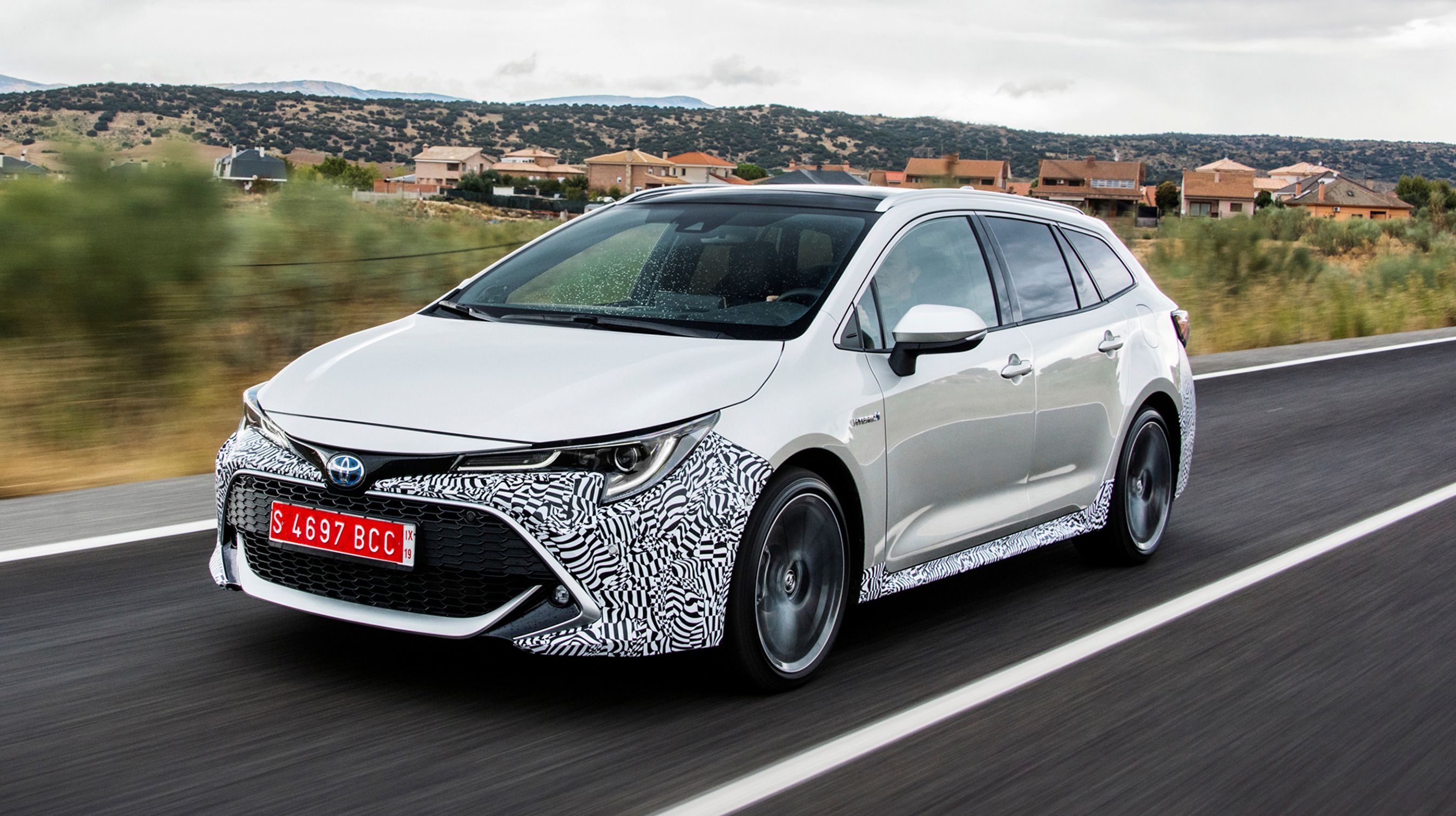 Toyota Corolla er tilbage som både denne stationcar og som en femdørs hatchback.