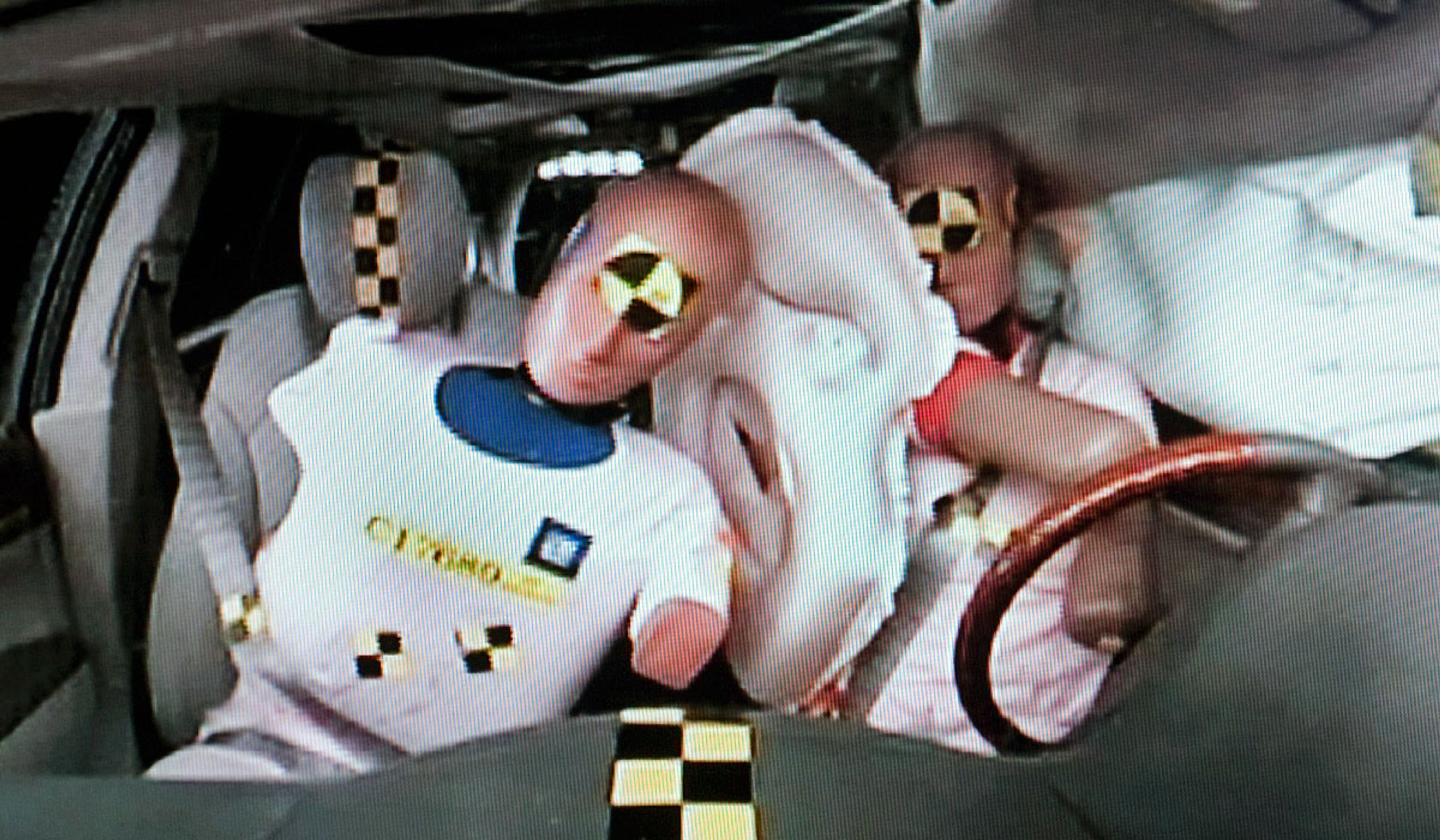 Den nye airbag kan beskytte fører og passager ved sidepåkørsler.