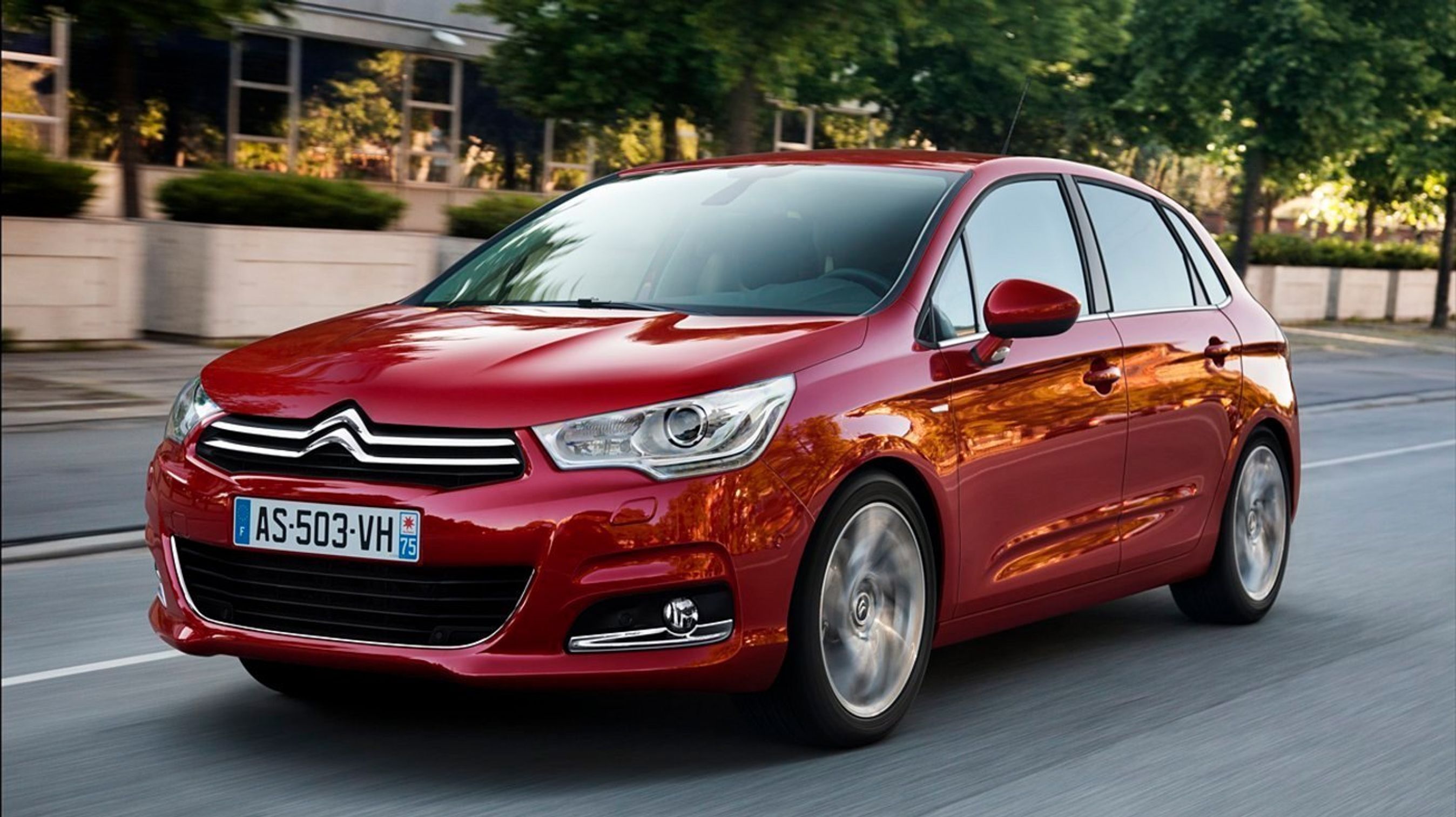 Rød Citroën C4 forfra.