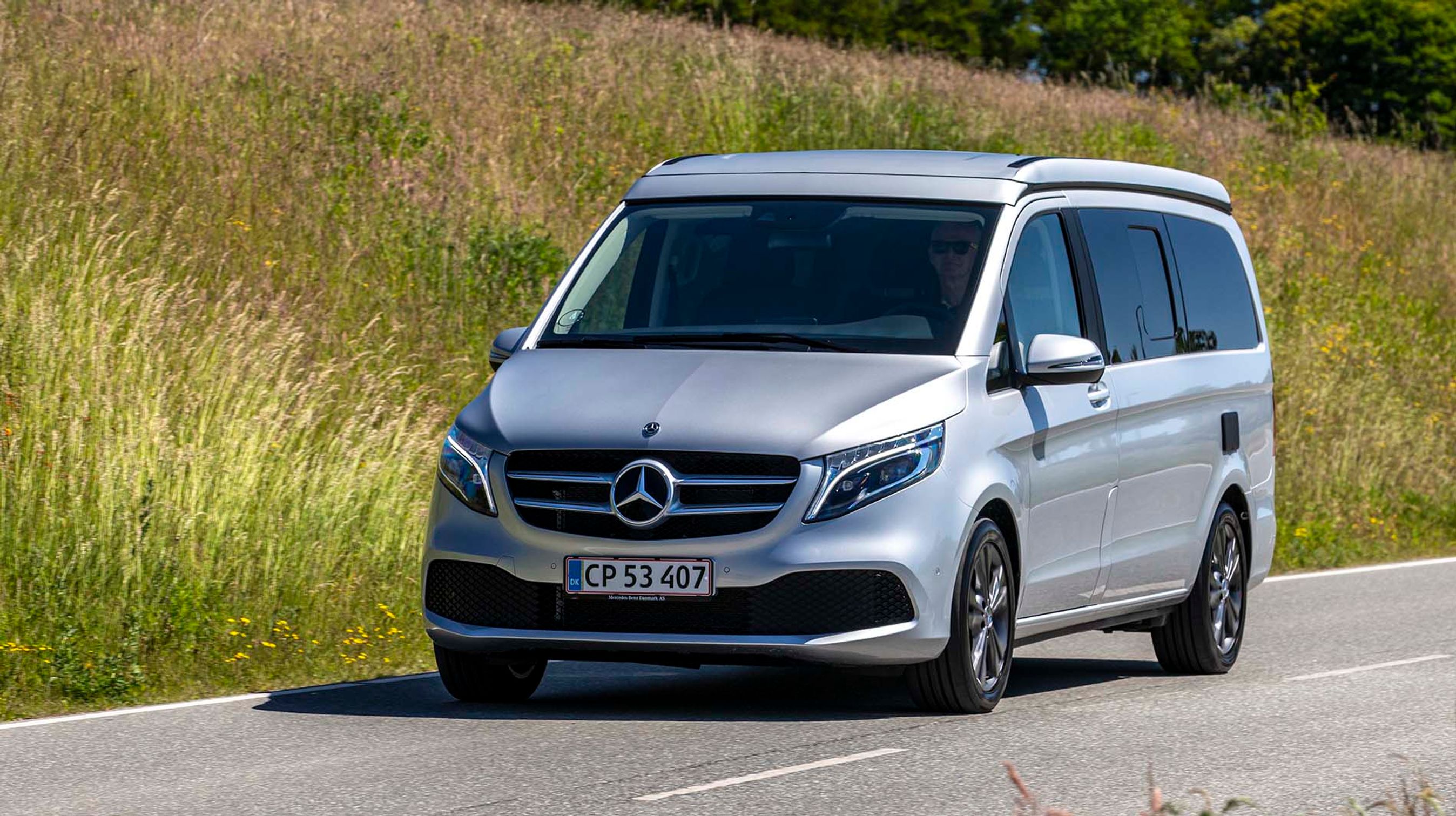 Marco Polo er navnet på campingbilen fra Mercedes-Benz. Den rummer fire personer og har indbygget hævetag.