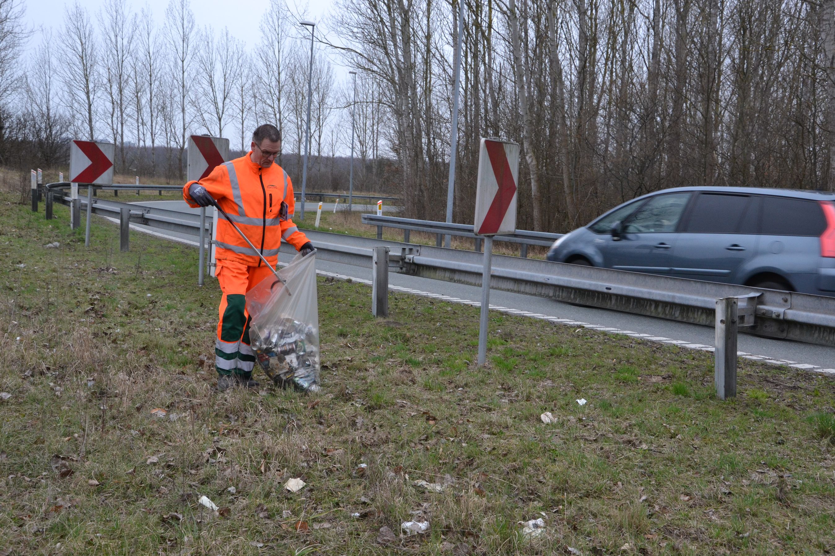 Affaldet ligger længere langs vejene