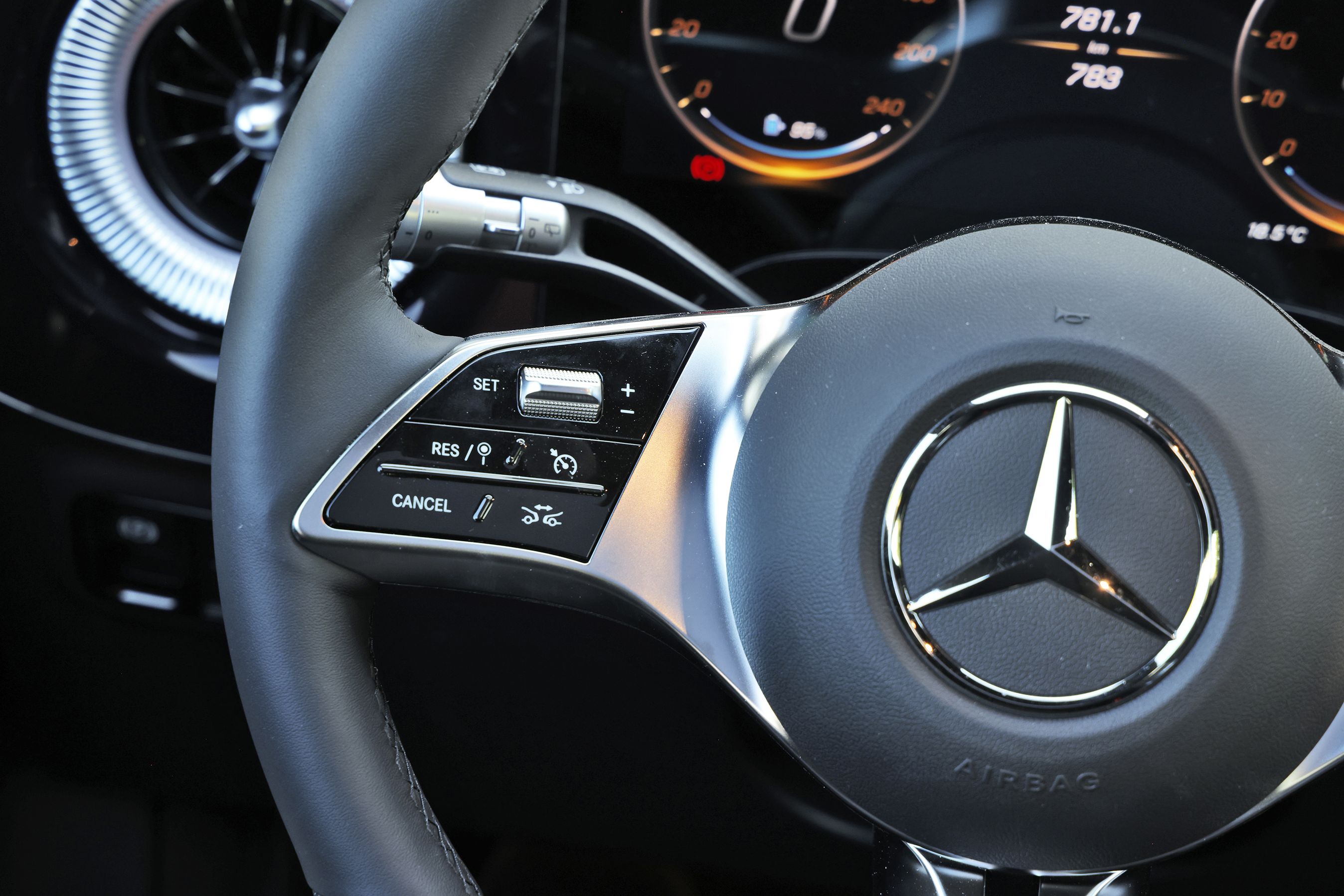 Fartpiloten styres fra knapper på rattet i en Mercedes-Benz CLA Shooting Brake
