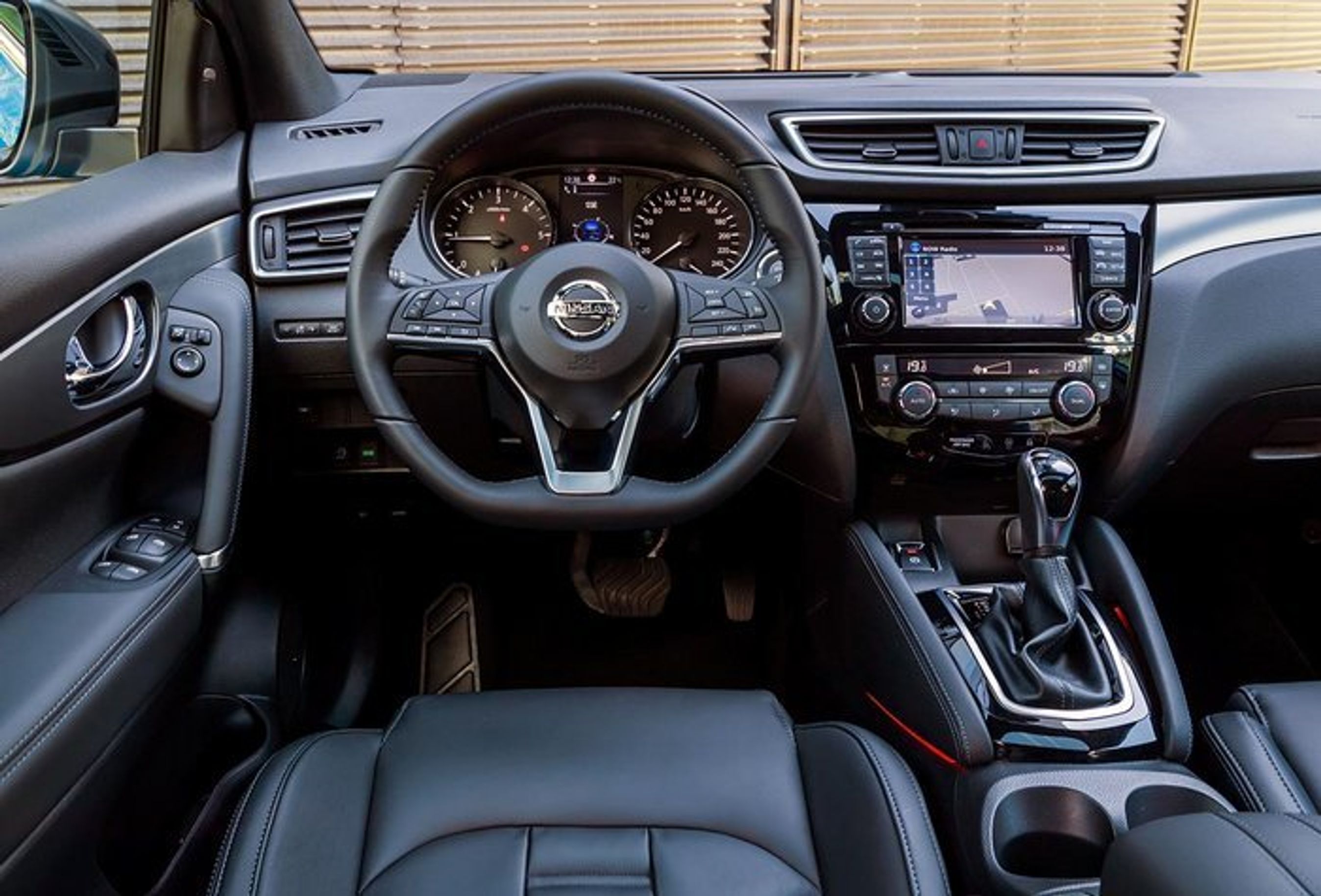 Det er bag rattet, at fornyelsen især opleves. Qashqai har fået en flot rat med flad bund og en tykkere ratkrans. Navet er gjort mindre, og de tre eger er tyndere. Det giver bedre udsyn til instrumenthuset.