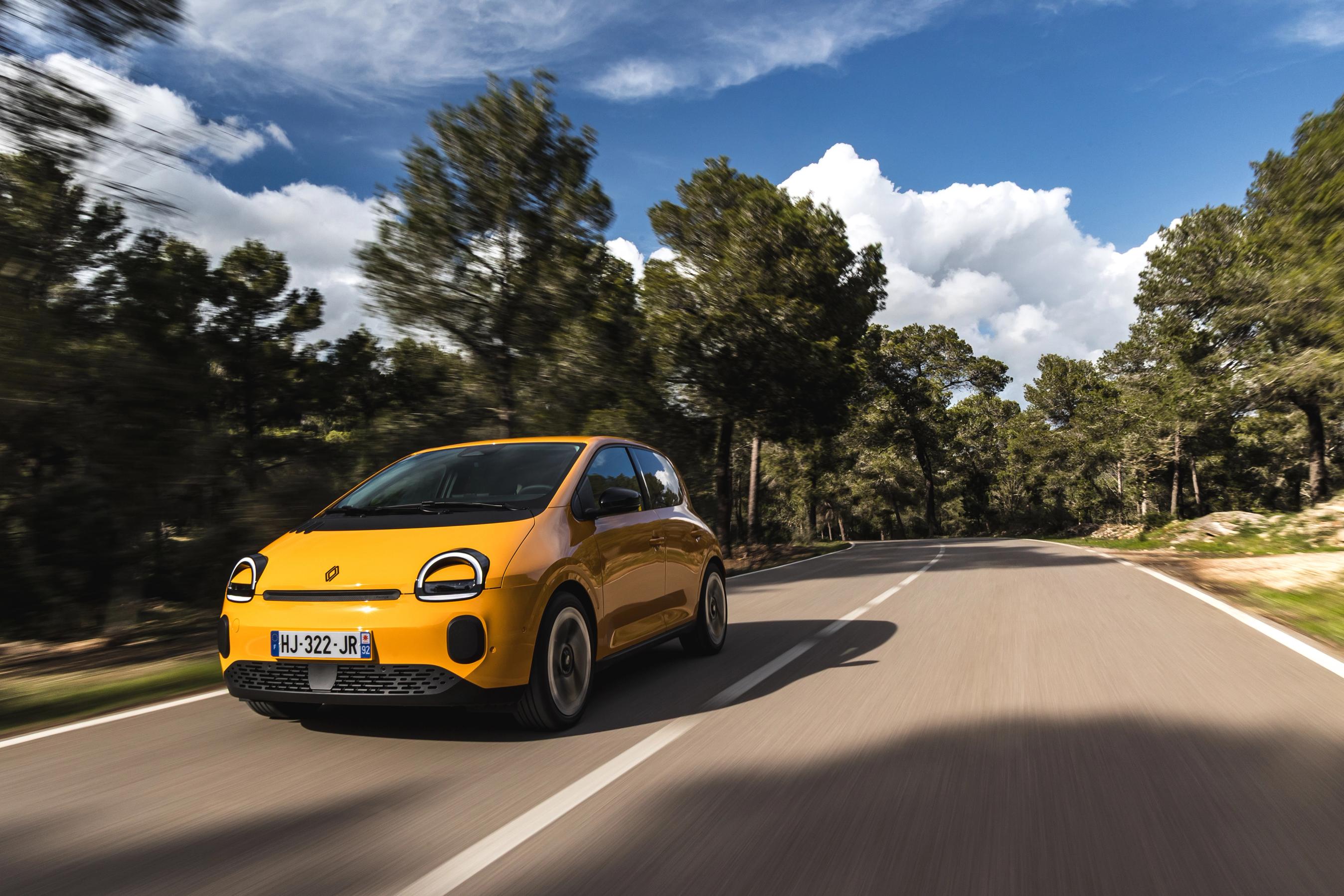 Renault Twingo set forfra, mens den kører hurtigt på landevej