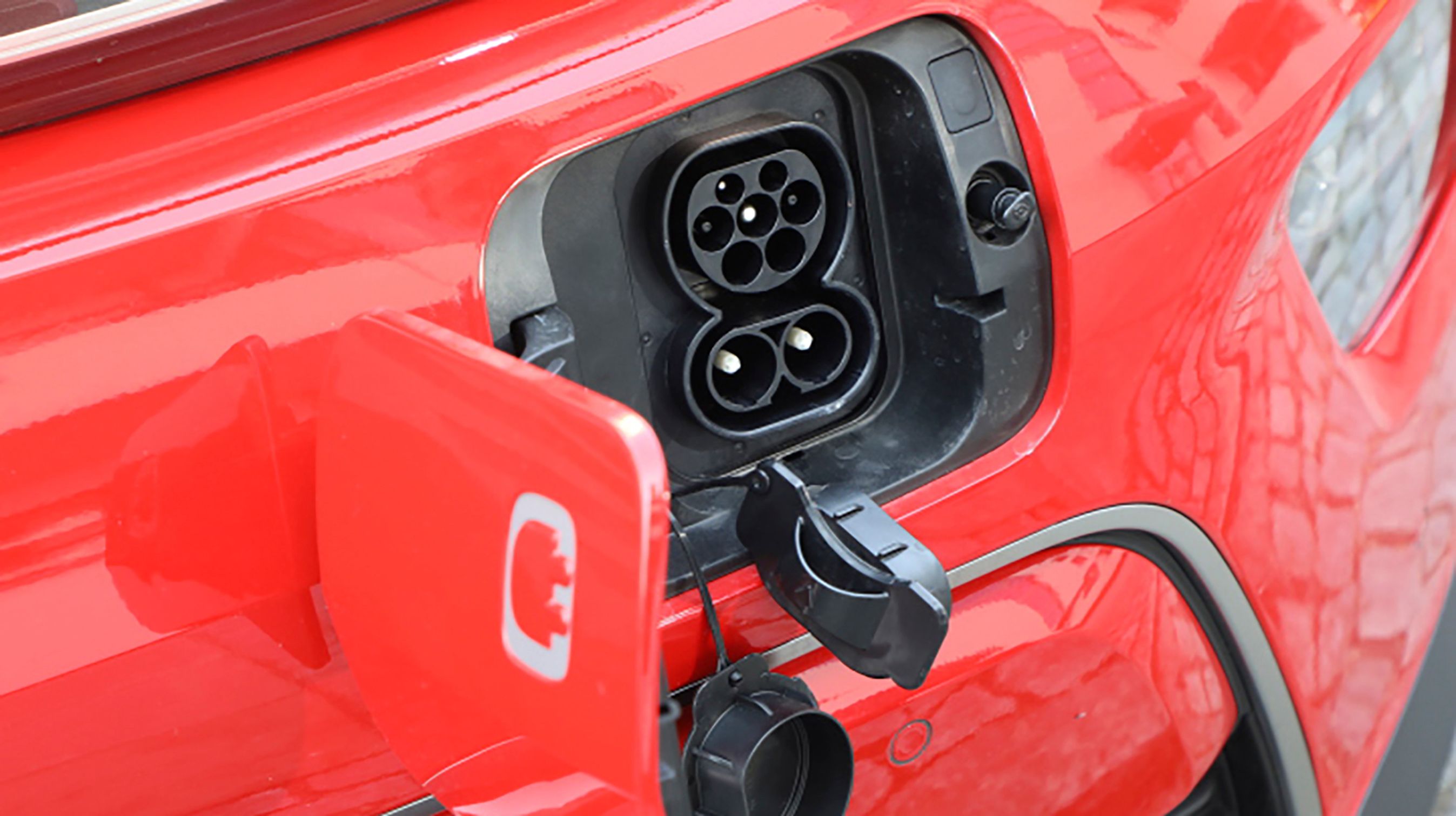 Ladestikket er placeret i fronten. Det er et Type 2 Combo stik (CCS), men desværre lader den med kun én fase ved en hjemmelader.